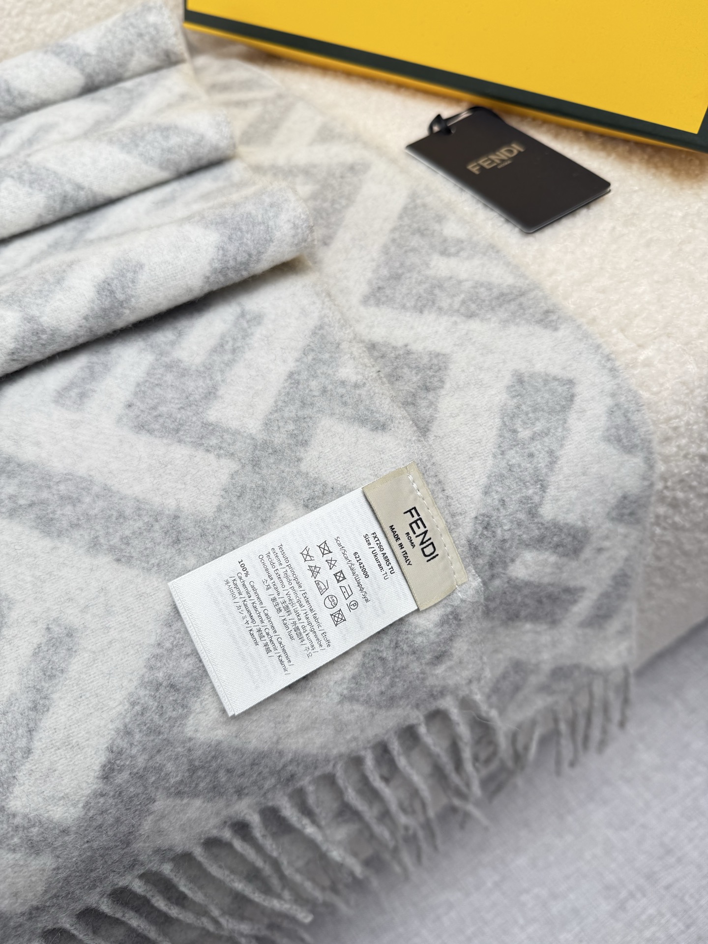 P。F家。【FF老花羊绒披肩长巾】时髦好看得要命！！这种Fei一定要见好就收！吐老血推荐！！品质无敌非常