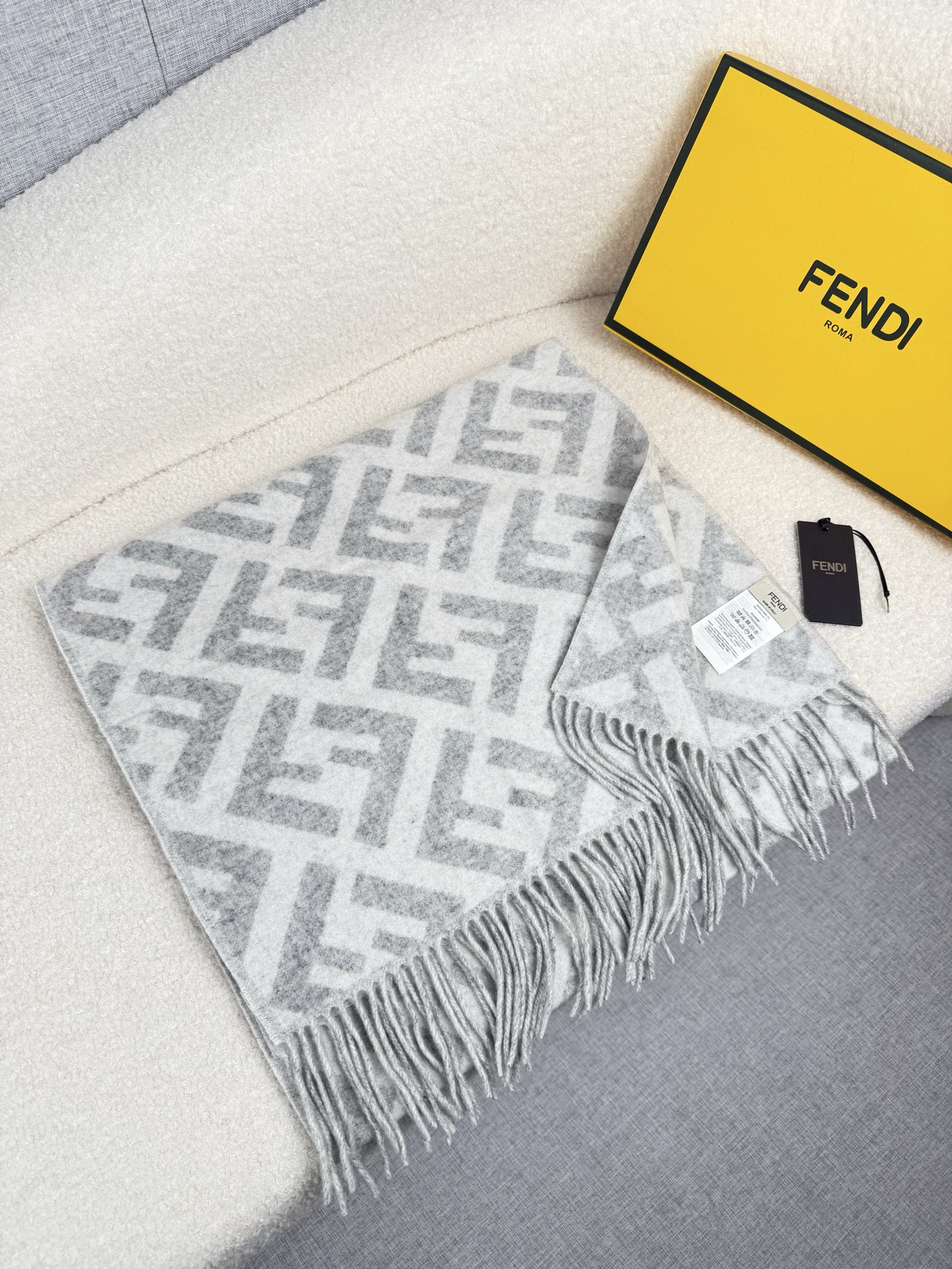 P。F家。【FF老花羊绒披肩长巾】时髦好看得要命！！这种Fei一定要见好就收！吐老血推荐！！品质无敌非常