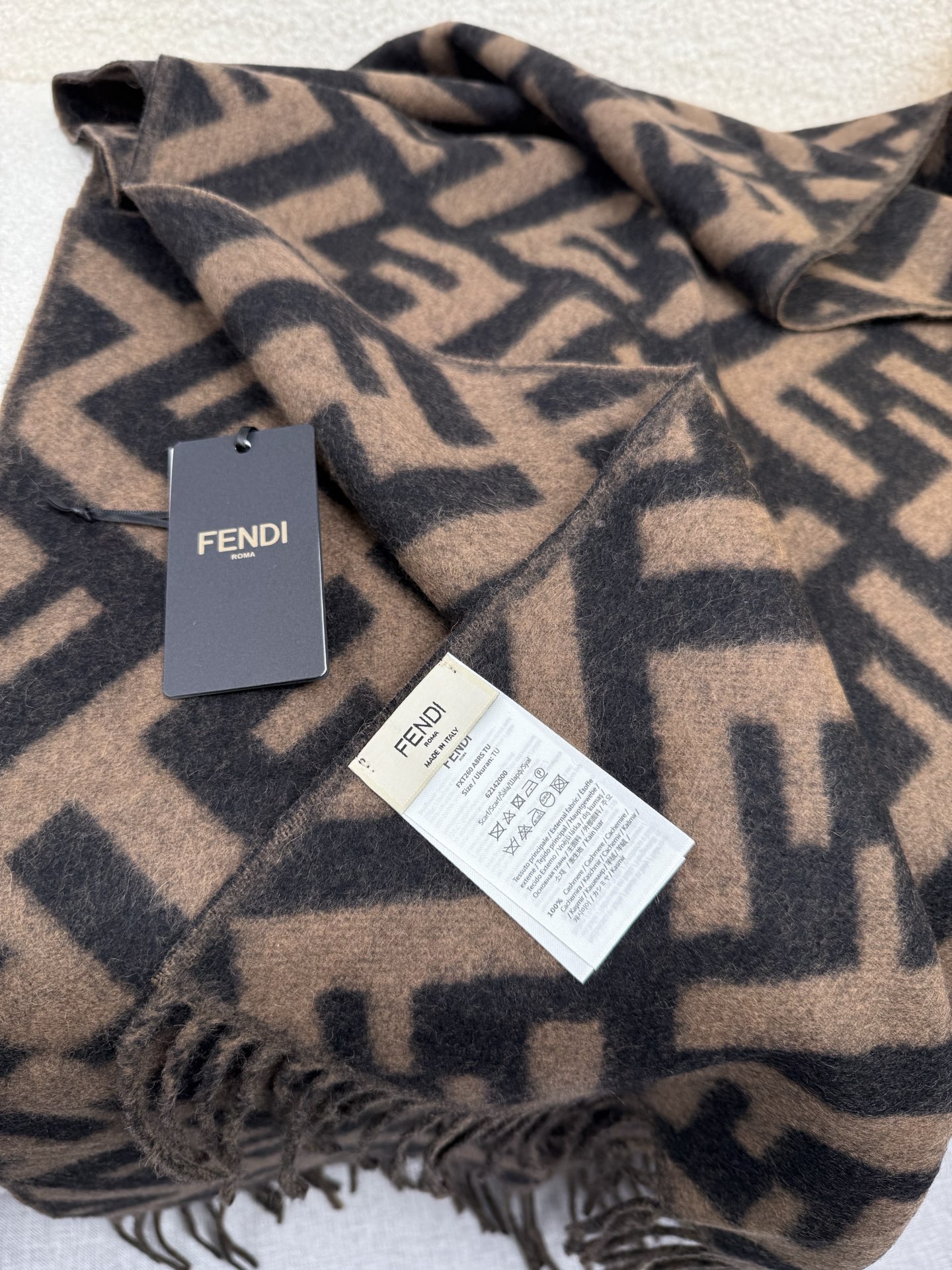 P。F家。【FF老花羊绒披肩长巾】时髦好看得要命！！这种Fei一定要见好就收！吐老血推荐！！品质无敌非常