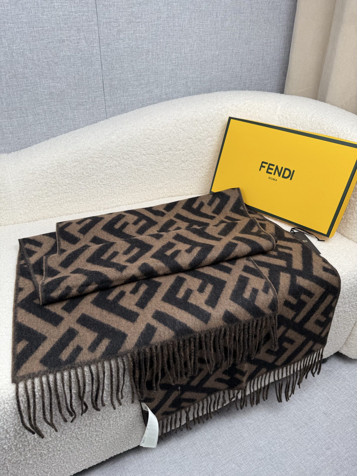 P。F家。【FF老花羊绒披肩长巾】时髦好看得要命！！这种Fei一定要见好就收！吐老血推荐！！品质无敌非常