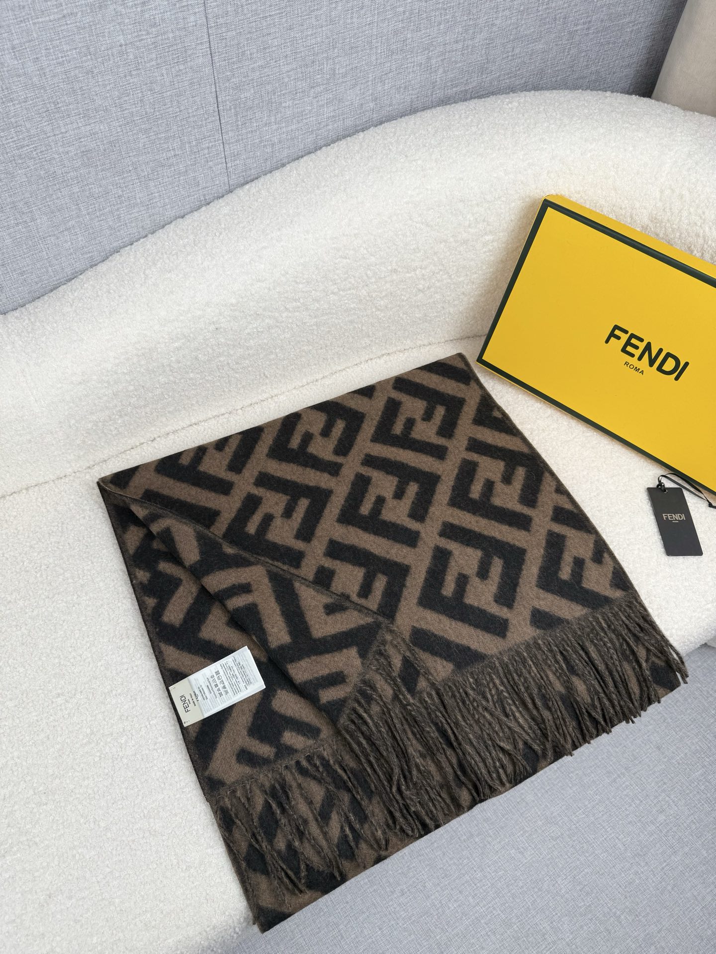 P。F家。【FF老花羊绒披肩长巾】时髦好看得要命！！这种Fei一定要见好就收！吐老血推荐！！品质无敌非常