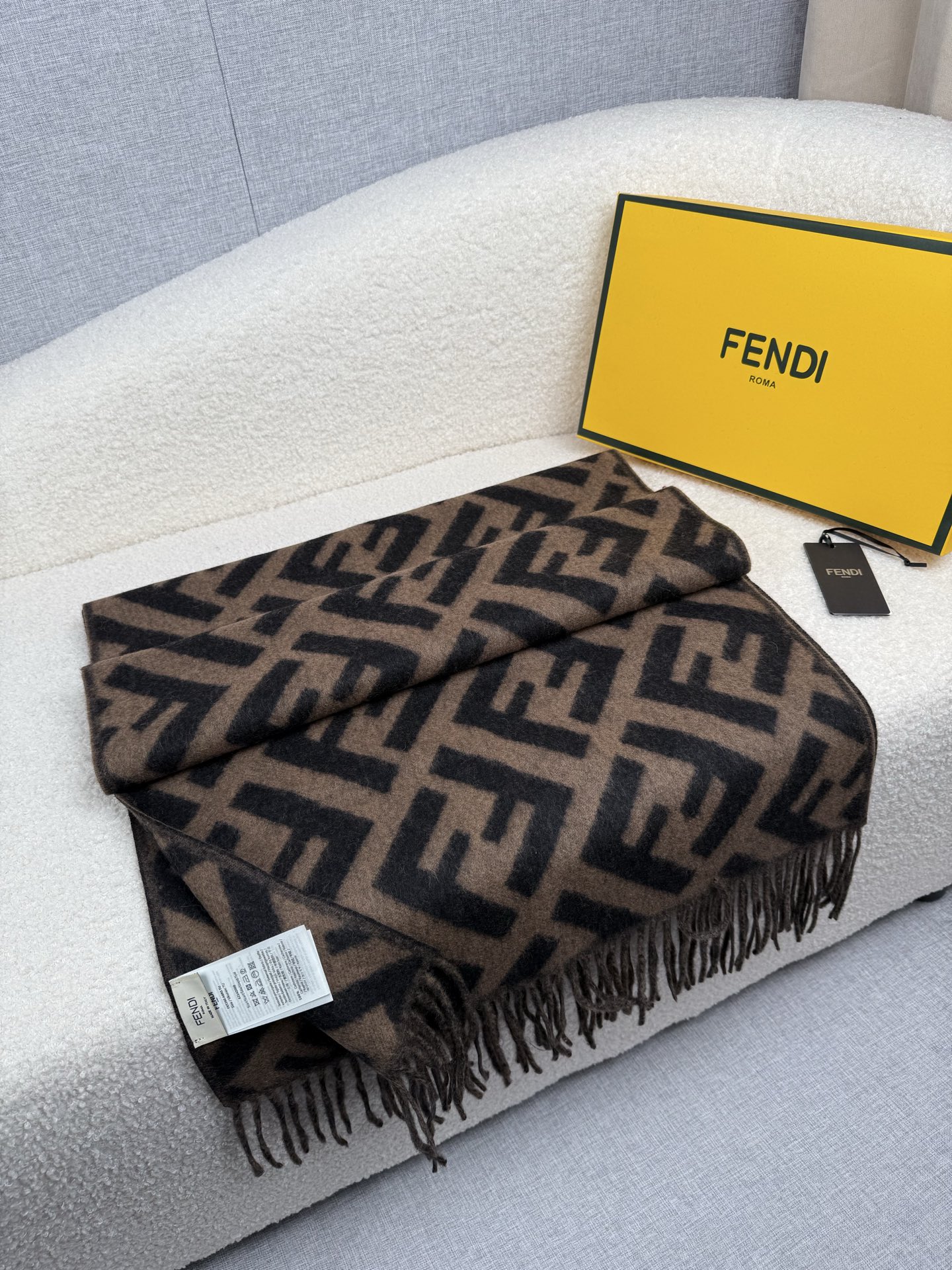 P。F家。【FF老花羊绒披肩长巾】时髦好看得要命！！这种Fei一定要见好就收！吐老血推荐！！品质无敌非常