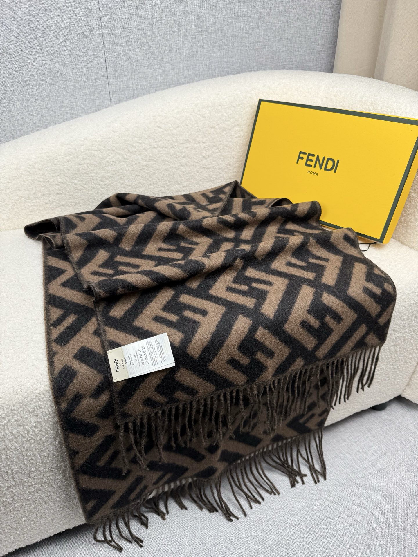 P。F家。【FF老花羊绒披肩长巾】时髦好看得要命！！这种Fei一定要见好就收！吐老血推荐！！品质无敌非常