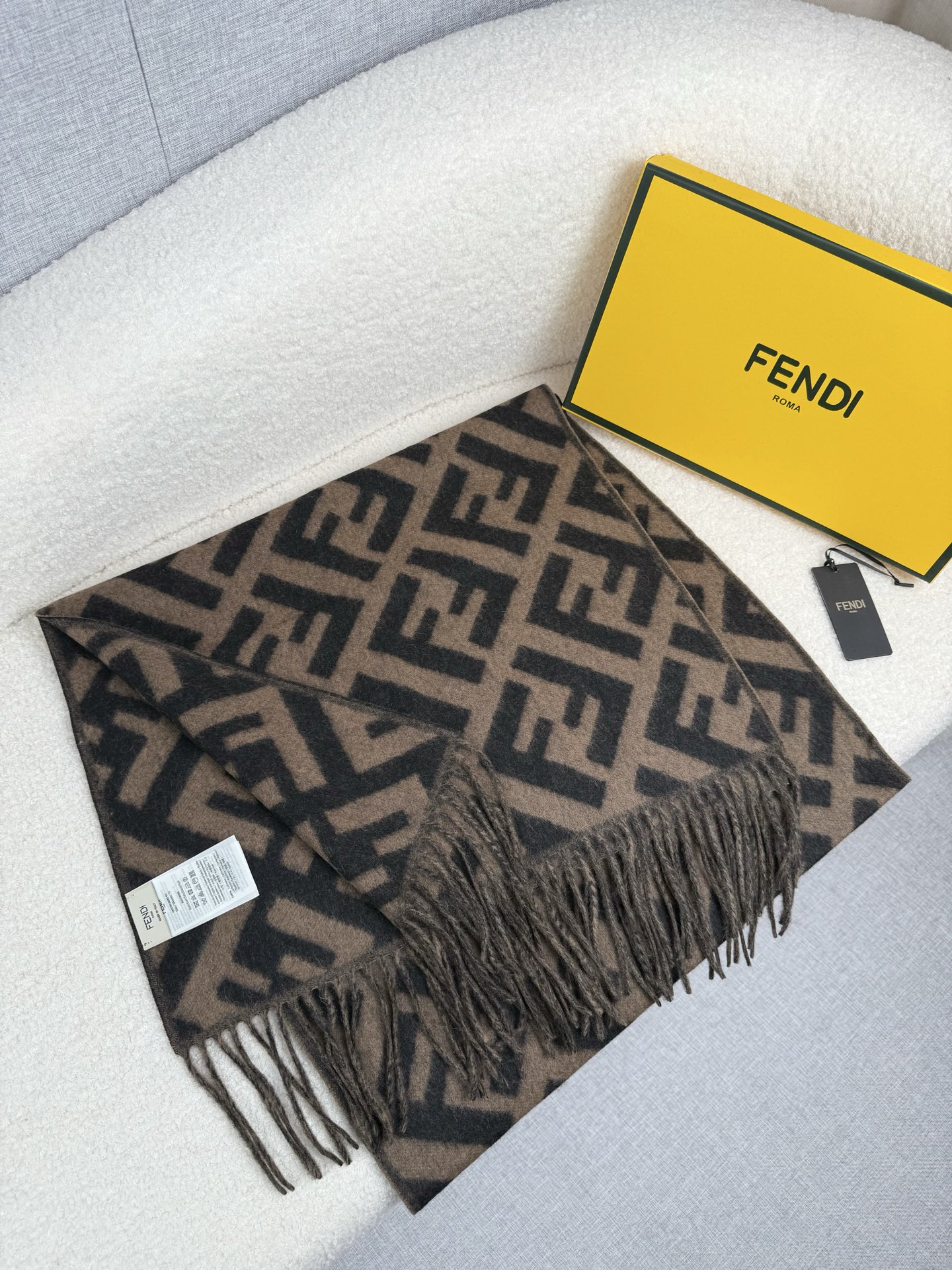 P。F家。【FF老花羊绒披肩长巾】时髦好看得要命！！这种Fei一定要见好就收！吐老血推荐！！品质无敌非常