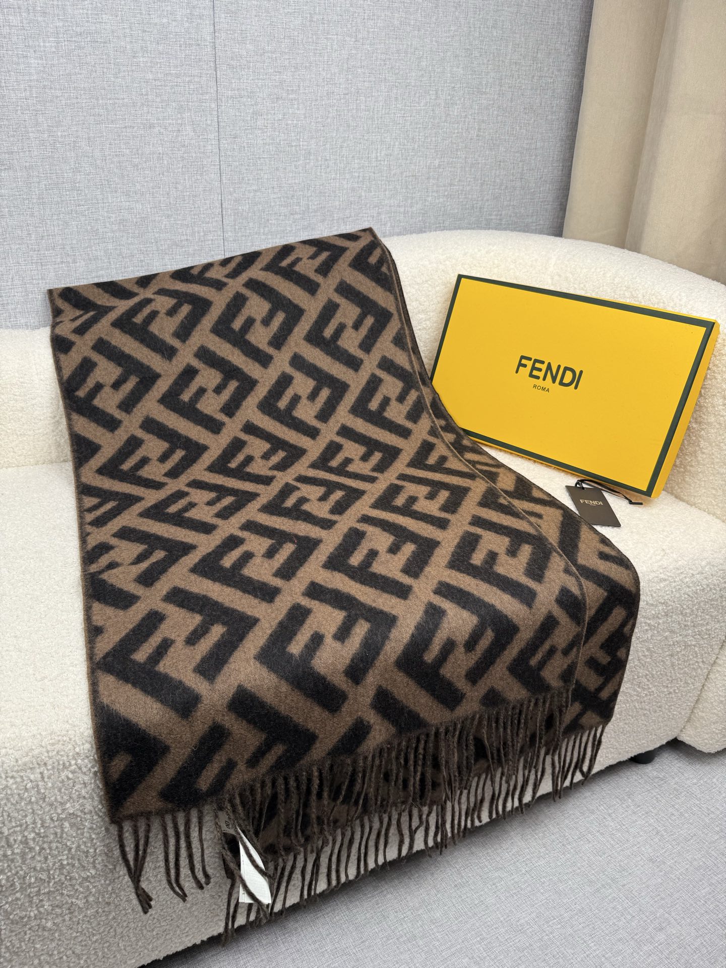 P。F家。【FF老花羊绒披肩长巾】时髦好看得要命！！这种Fei一定要见好就收！吐老血推荐！！品质无敌非常