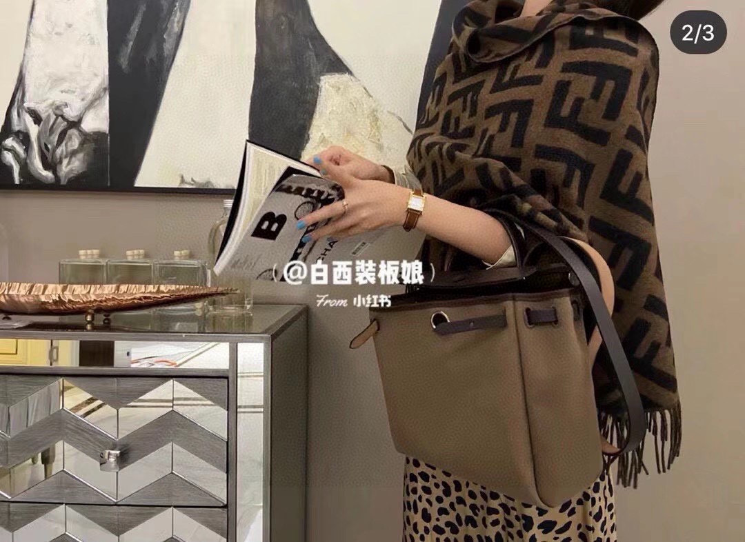 P。F家。【FF老花羊绒披肩长巾】时髦好看得要命！！这种Fei一定要见好就收！吐老血推荐！！品质无敌非常