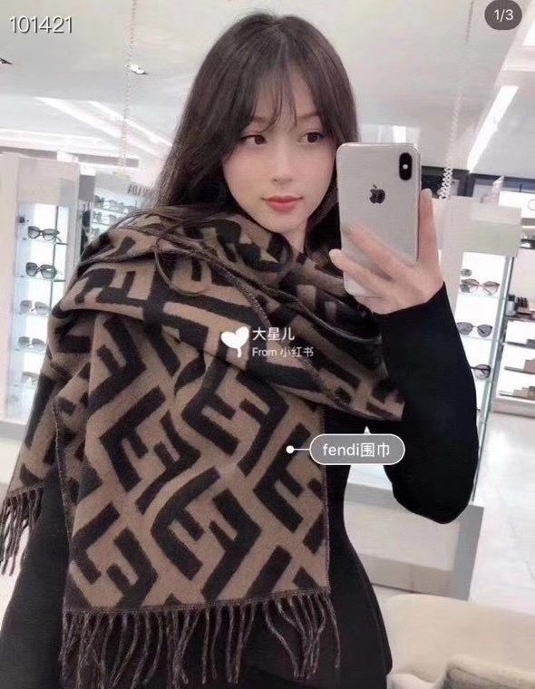 P。F家。【FF老花羊绒披肩长巾】时髦好看得要命！！这种Fei一定要见好就收！吐老血推荐！！品质无敌非常