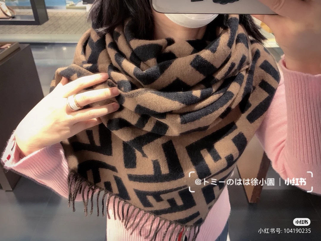 NO:580836,.F Home.【FF presbyopic cashmere shawl and long scarf】fashionable and beautiful!  !  This kind of waste must be collected as soon as possible!  Recommended for vomiting old blood!  !  Unrivaled quality, very thick and warm!  Not to mention the style, it is the most popular item at the FF presbyopia counter!  [About FF is all the rage] Pure high-end fashion sense!  Counter synchronization, this sense of design is already an instant kill for everything!  !  !  A must buy now!  Super fashionable and big-name ~ Goddess, close your eyes and enter it. Take a look around, it is definitely a practical and high-end item, with a retro and fashionable temperament!  It’s very hefty and thick, with plenty of ingredients!  Style, craftsmanship, such a sense of design!  You really get what you buy!  The size of 50*200cm is very easy to control. High version scarf, high version scarf, fendi, shawls19860909.F家.【FF老花羊绒披肩长巾】时髦好看得要命！！这种Fei一定要见好就收！吐老血推荐！！品质无敌非常厚实温暖！款式更不用多说,FF老花专柜最抢手的单品！【关于FF都在火】纯粹的高级时髦感！专柜同步,这样的设计感,已经是秒杀一切了！！！现在这个时候必入！超级时尚又大牌~女神闭眼入吧,随便一围,绝对是实用又高级的单品,复古气质时髦！很有分量和厚度,原料很足！款式,工艺,这样的设计感！真的是买到赚到！50*200cm的尺寸,非常好驾驭.高版本围巾,高版本围巾,fendi,shawls,scarf
