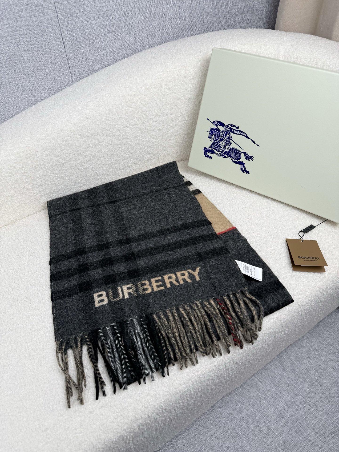 P。B家。【拼色格纹羊绒围巾：对比感格纹】面料：羊绒，尺寸：30*168！想要温暖冬季的必备百搭单品，今