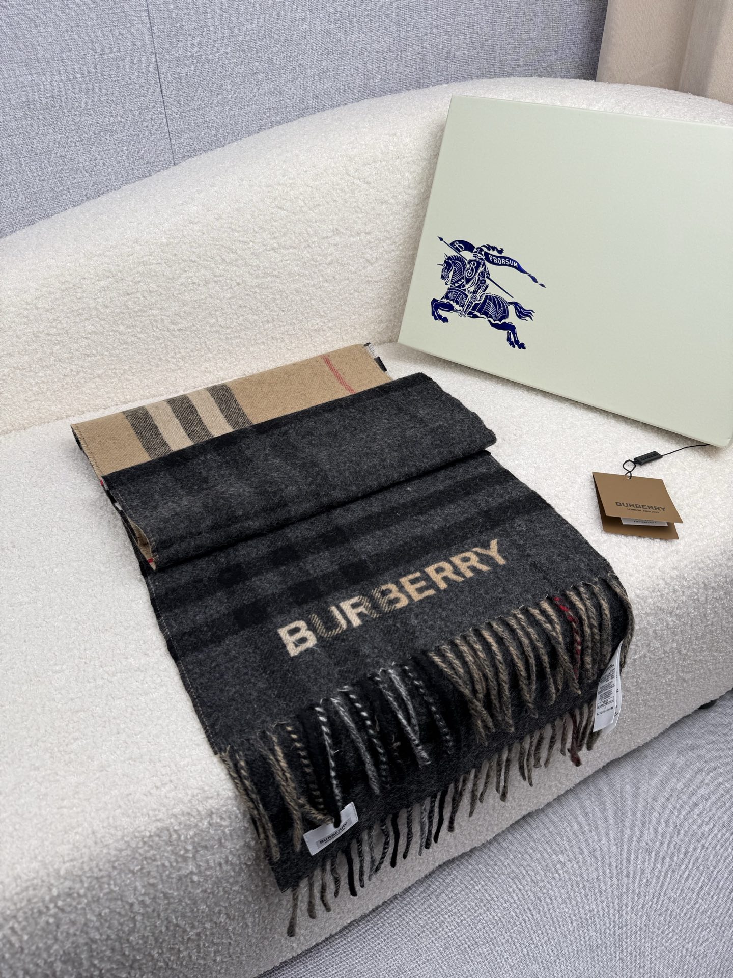 P。B家。【拼色格纹羊绒围巾：对比感格纹】面料：羊绒，尺寸：30*168！想要温暖冬季的必备百搭单品，今