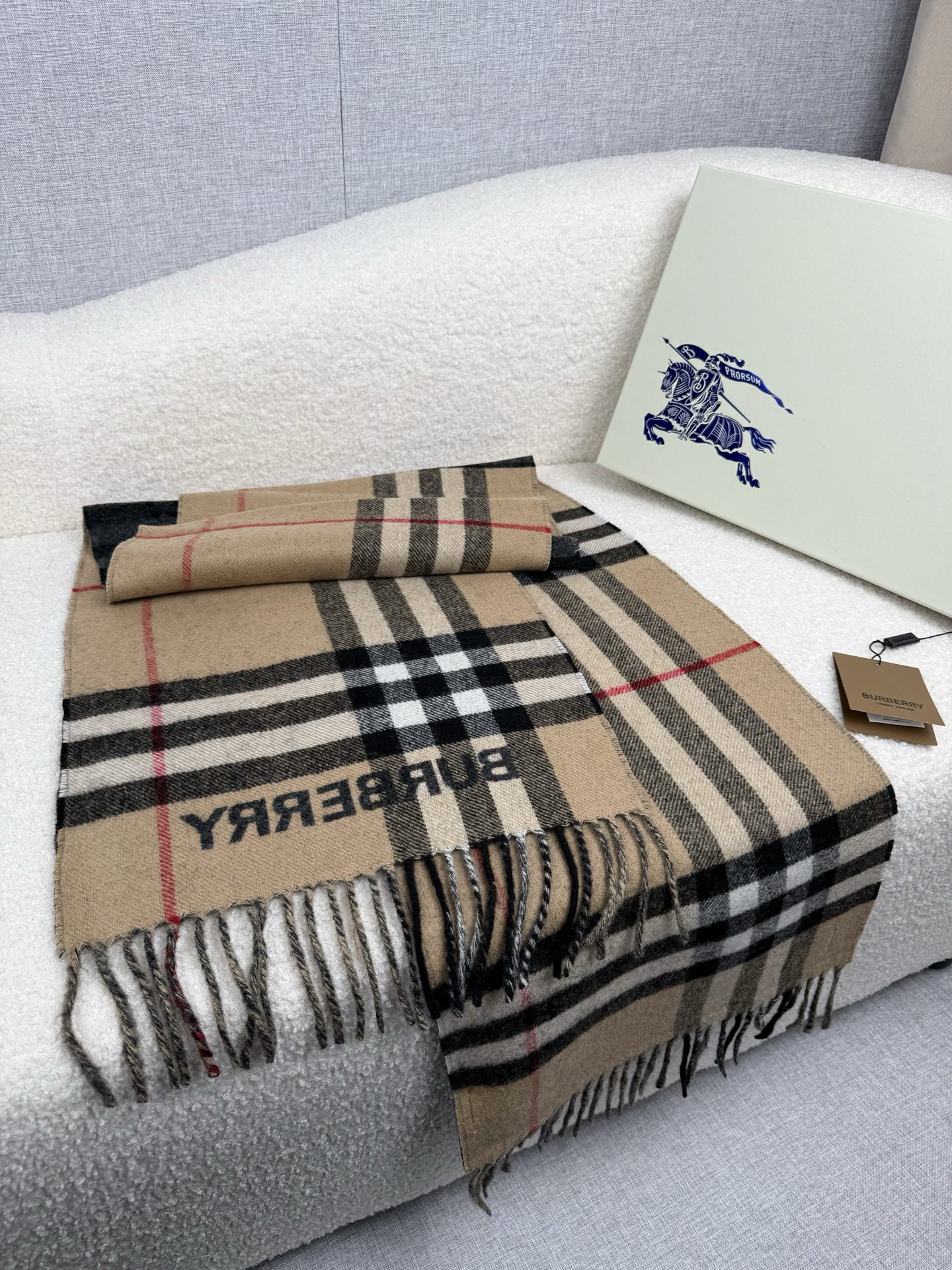 P。B家。【拼色格纹羊绒围巾：对比感格纹】面料：羊绒，尺寸：30*168！想要温暖冬季的必备百搭单品，今