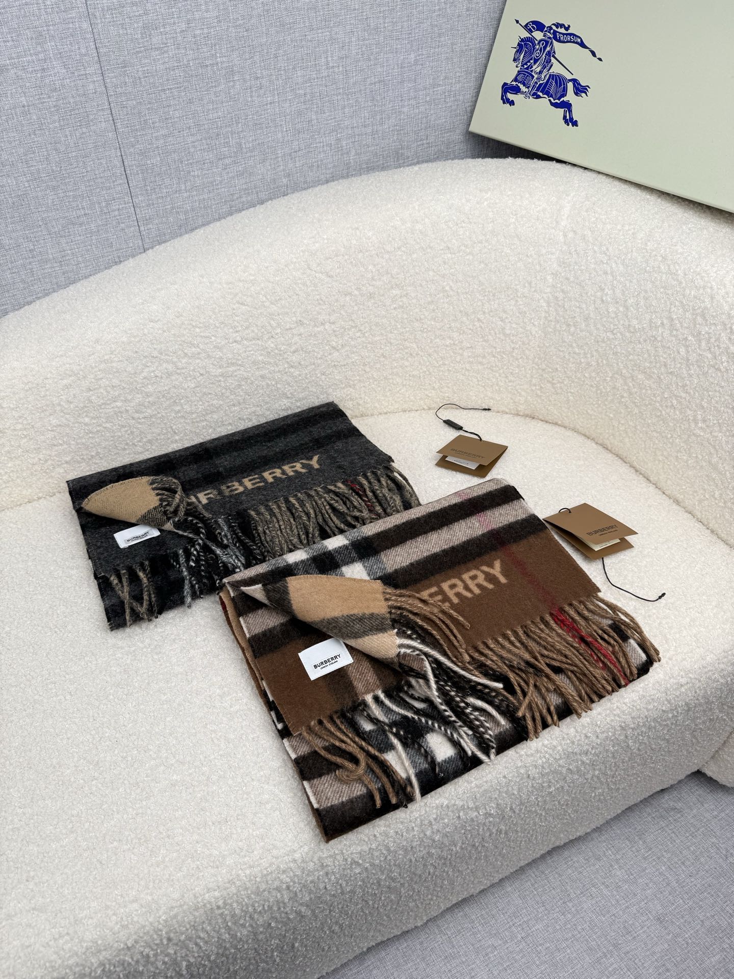 P。B家。【拼色格纹羊绒围巾：对比感格纹】面料：羊绒，尺寸：30*168！想要温暖冬季的必备百搭单品，今