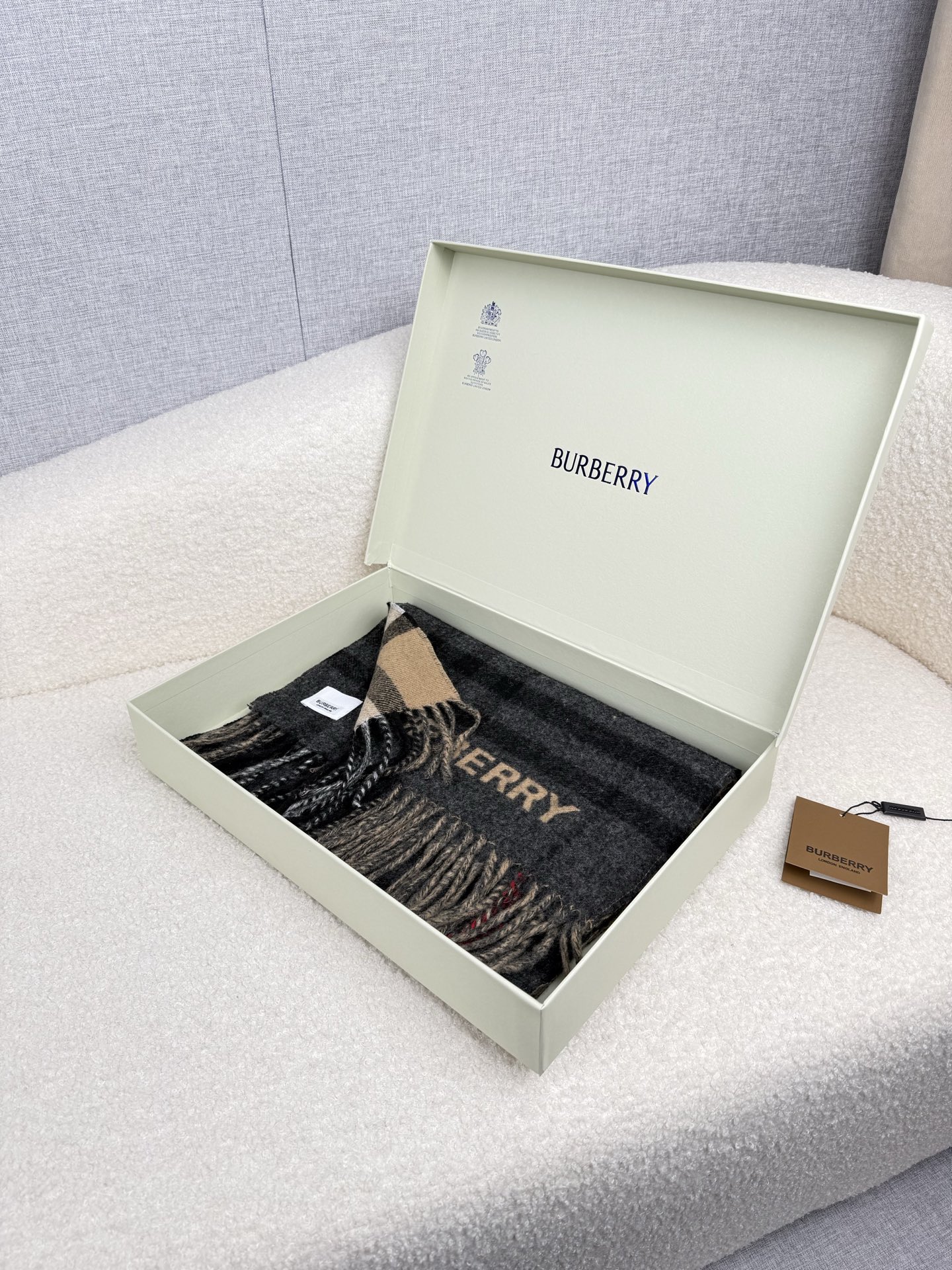 P。B家。【拼色格纹羊绒围巾：对比感格纹】面料：羊绒，尺寸：30*168！想要温暖冬季的必备百搭单品，今