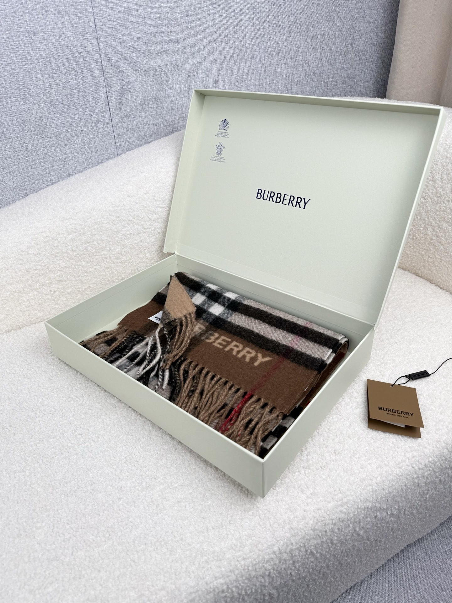 P。B家。【拼色格纹羊绒围巾：对比感格纹】面料：羊绒，尺寸：30*168！想要温暖冬季的必备百搭单品，今