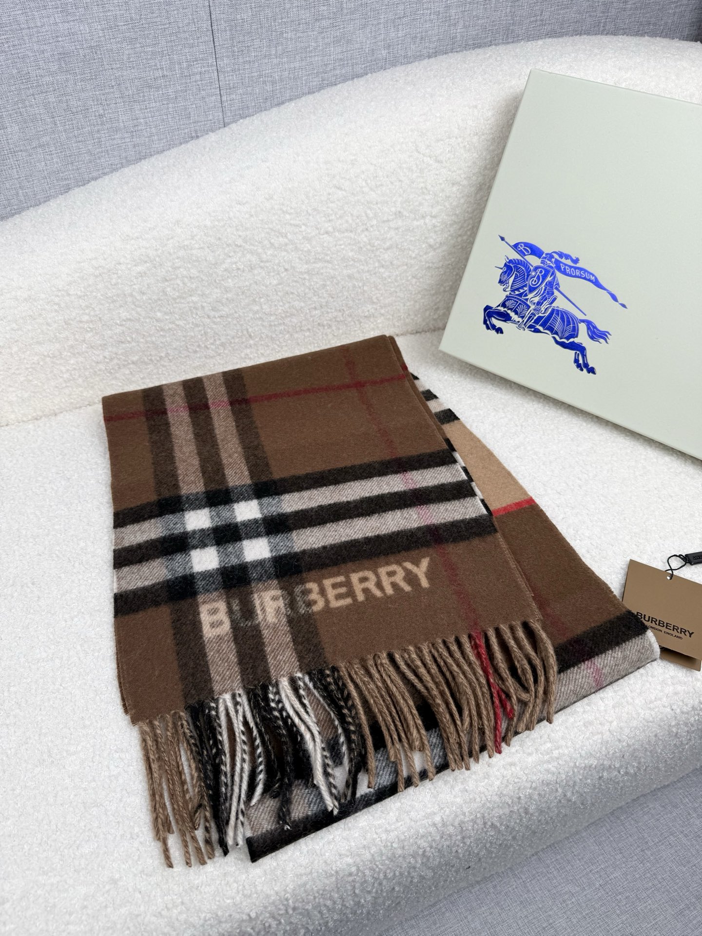 P。B家。【拼色格纹羊绒围巾：对比感格纹】面料：羊绒，尺寸：30*168！想要温暖冬季的必备百搭单品，今