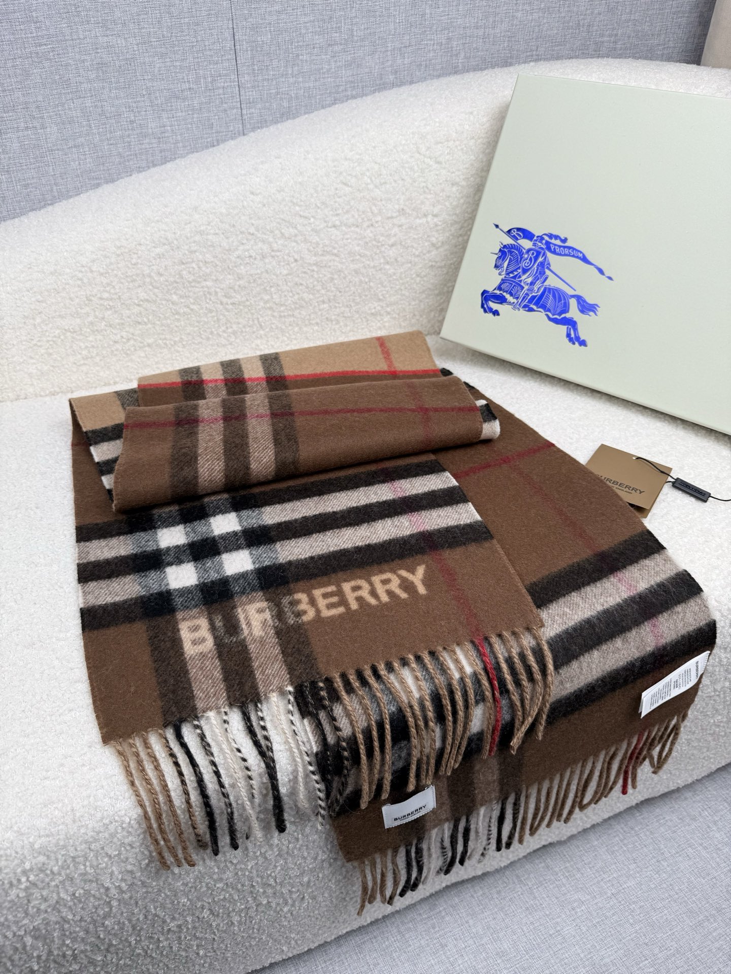 P。B家。【拼色格纹羊绒围巾：对比感格纹】面料：羊绒，尺寸：30*168！想要温暖冬季的必备百搭单品，今