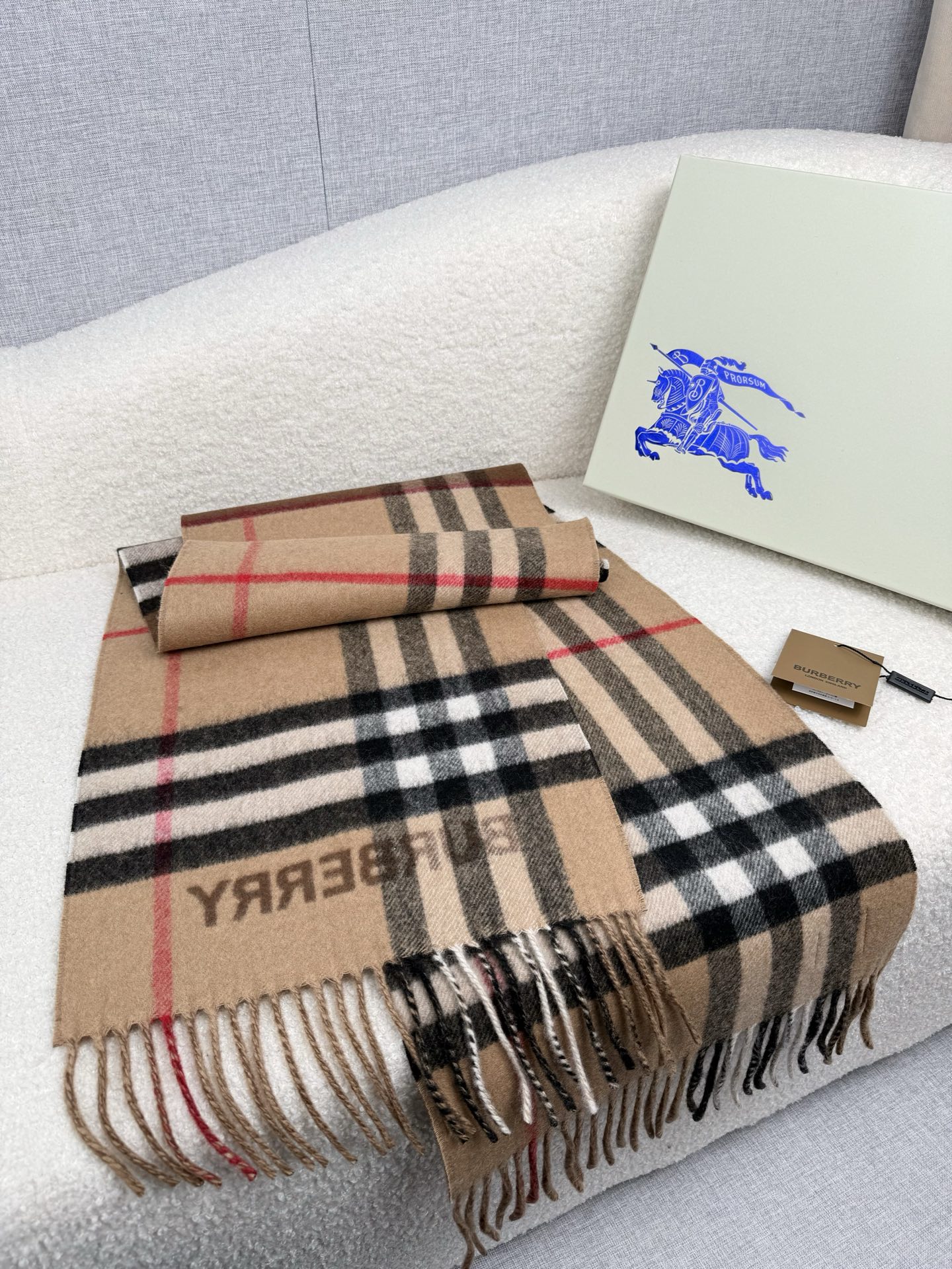 P。B家。【拼色格纹羊绒围巾：对比感格纹】面料：羊绒，尺寸：30*168！想要温暖冬季的必备百搭单品，今