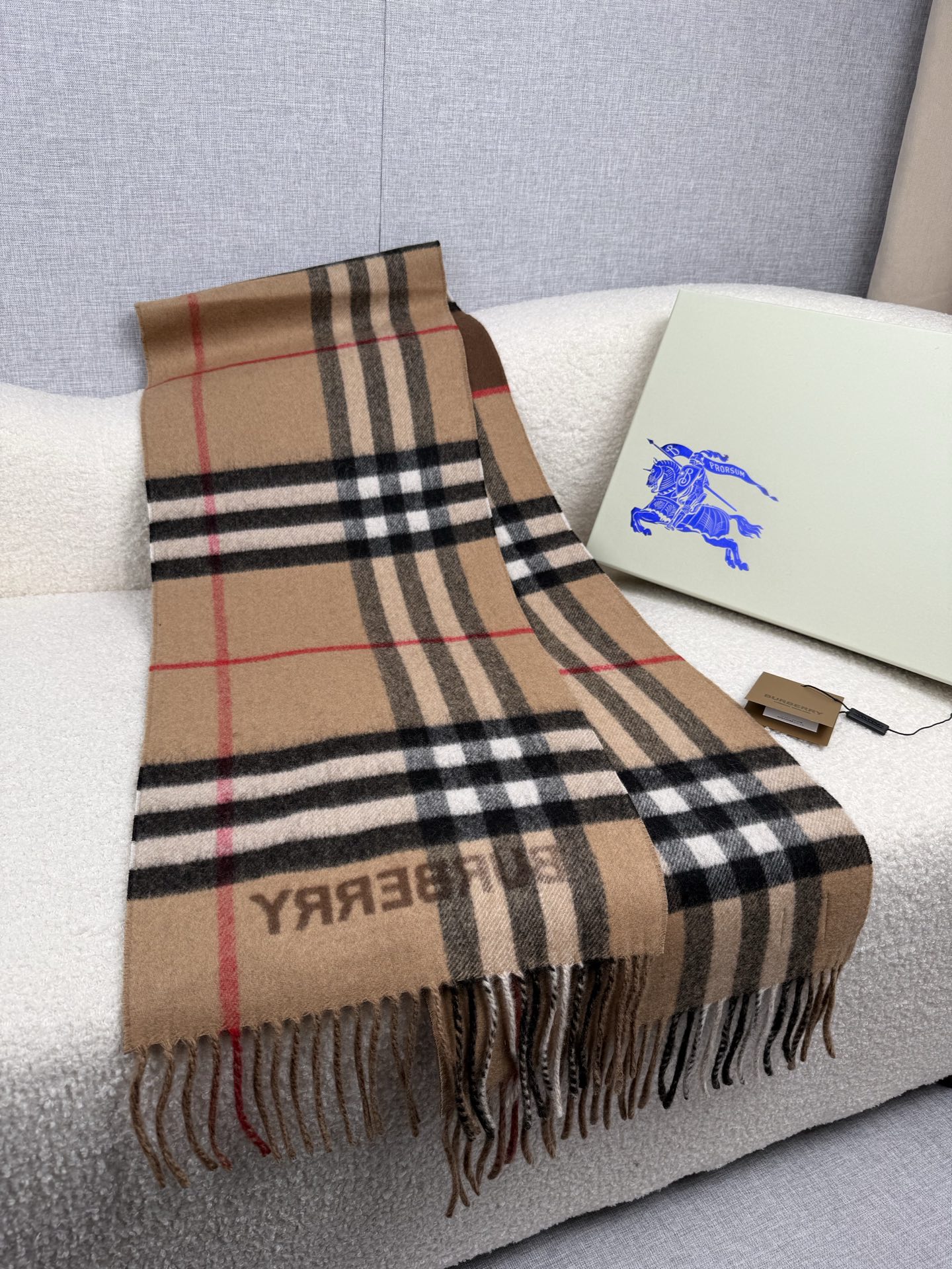 P。B家。【拼色格纹羊绒围巾：对比感格纹】面料：羊绒，尺寸：30*168！想要温暖冬季的必备百搭单品，今