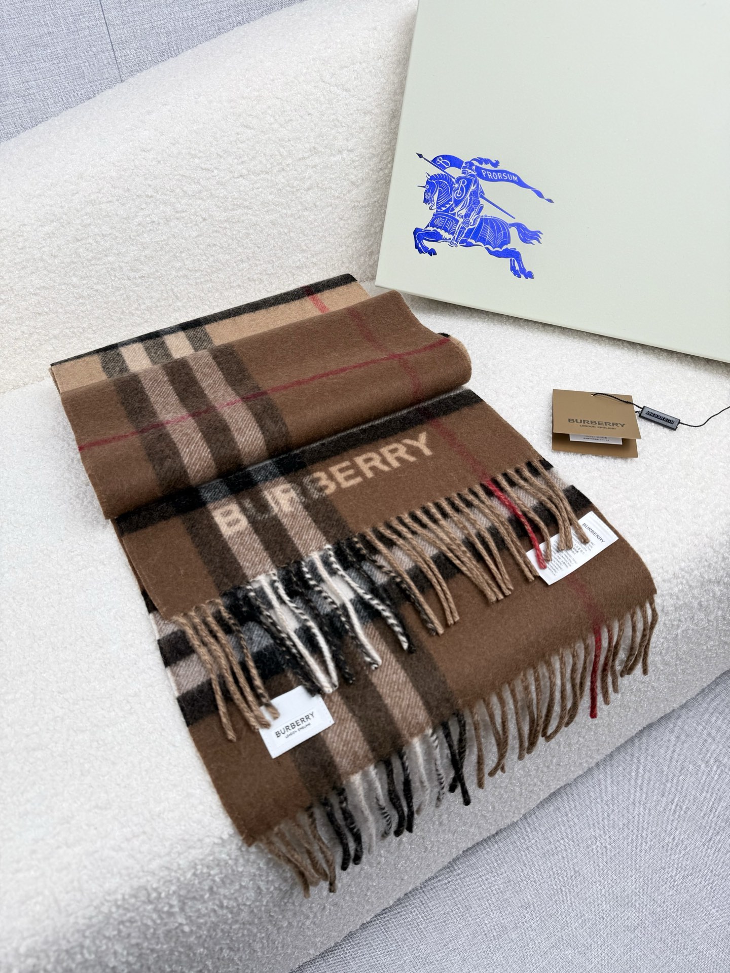 P。B家。【拼色格纹羊绒围巾：对比感格纹】面料：羊绒，尺寸：30*168！想要温暖冬季的必备百搭单品，今