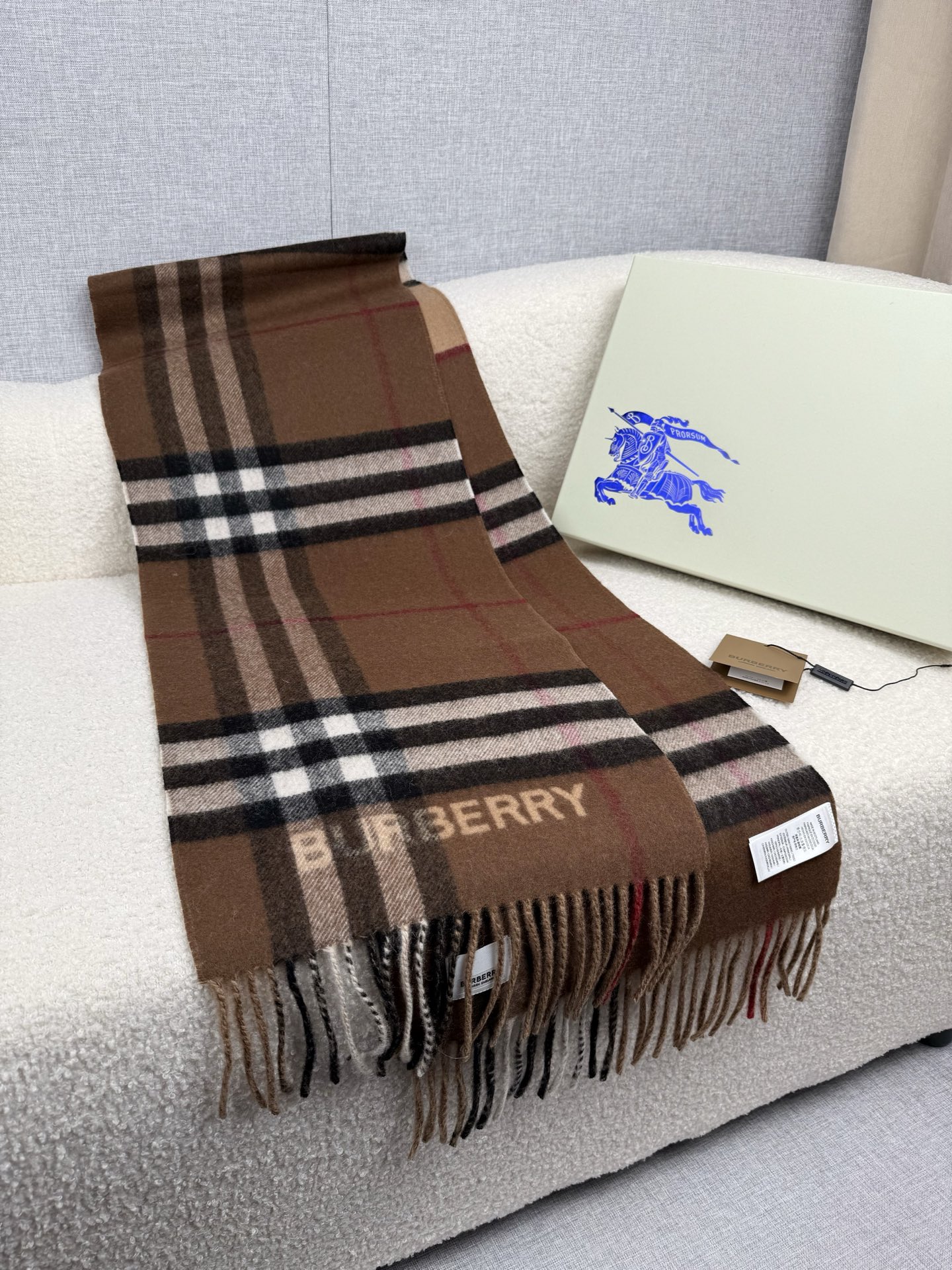 P。B家。【拼色格纹羊绒围巾：对比感格纹】面料：羊绒，尺寸：30*168！想要温暖冬季的必备百搭单品，今