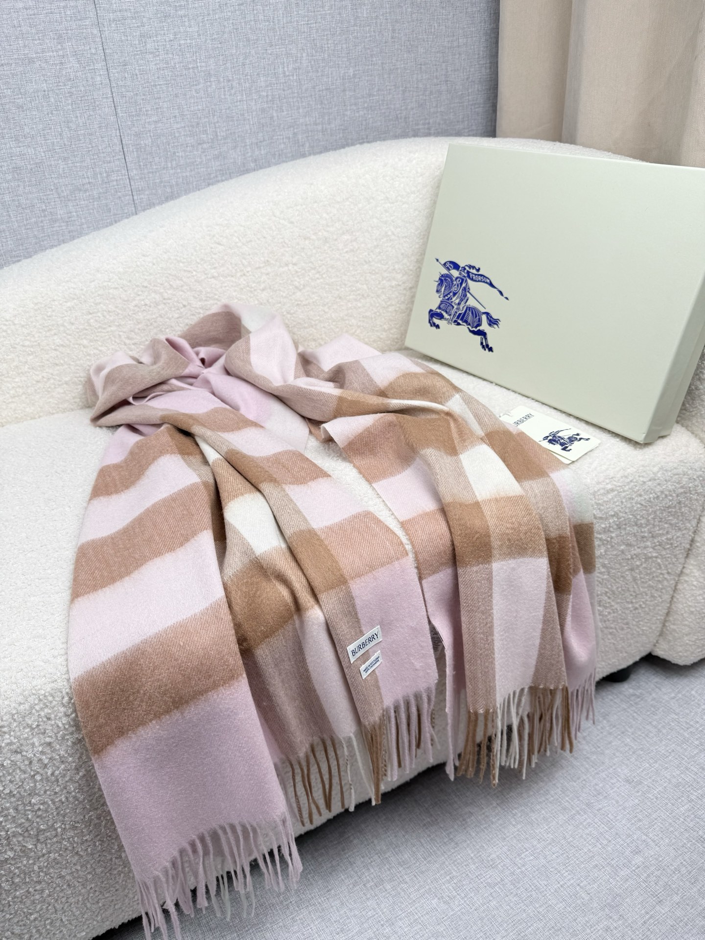 P。burberry。永不过时的万年款，巴宝莉经典【大格披肩】品质手感好到不行！羊毛加羊绒！！高尖端产物