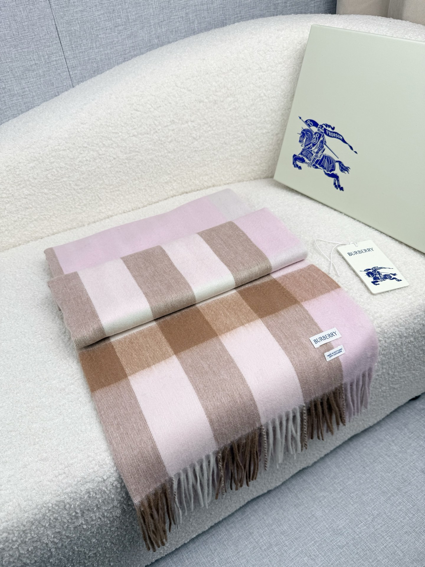 P。burberry。永不过时的万年款，巴宝莉经典【大格披肩】品质手感好到不行！羊毛加羊绒！！高尖端产物