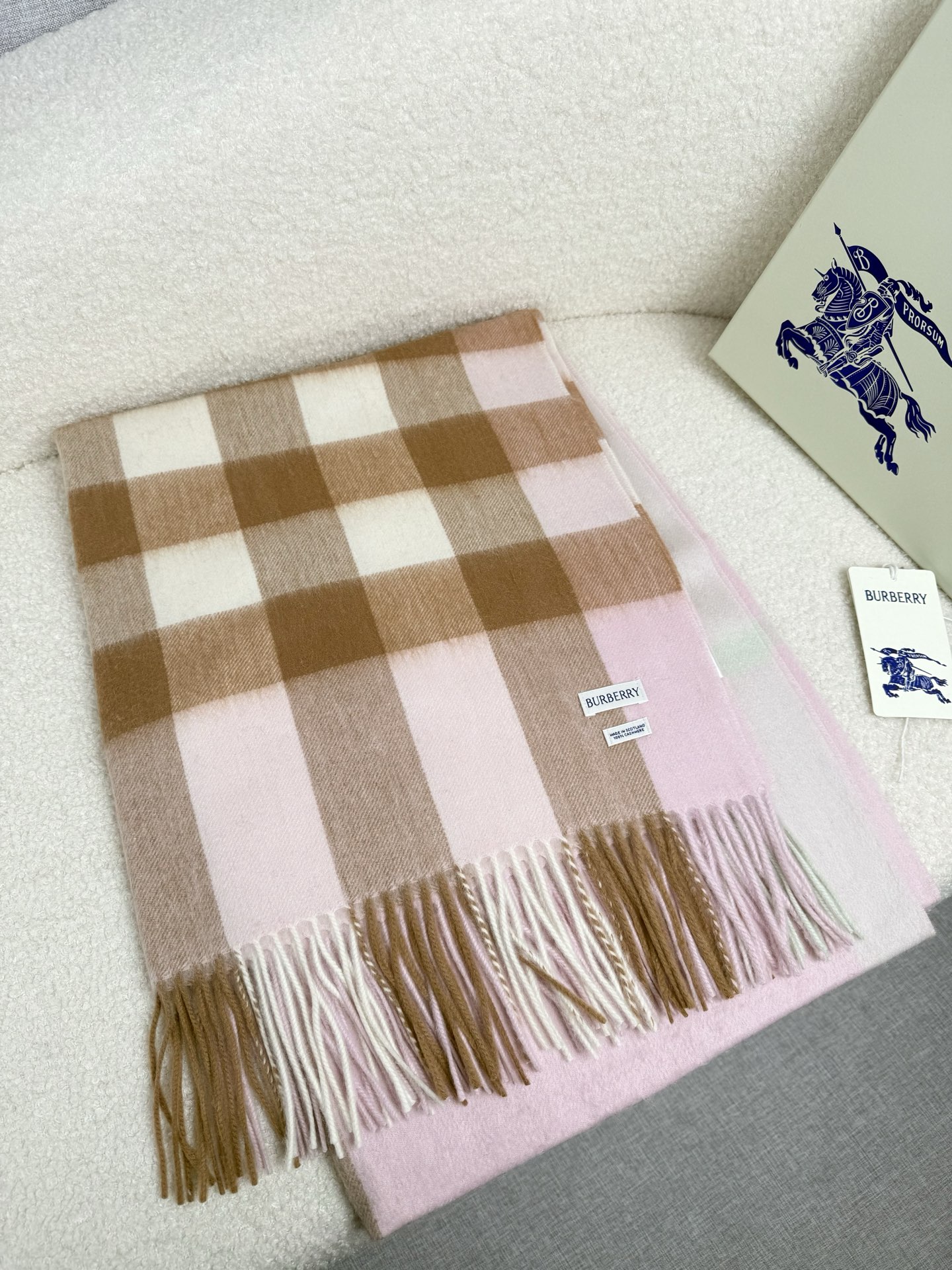 P。burberry。永不过时的万年款，巴宝莉经典【大格披肩】品质手感好到不行！羊毛加羊绒！！高尖端产物