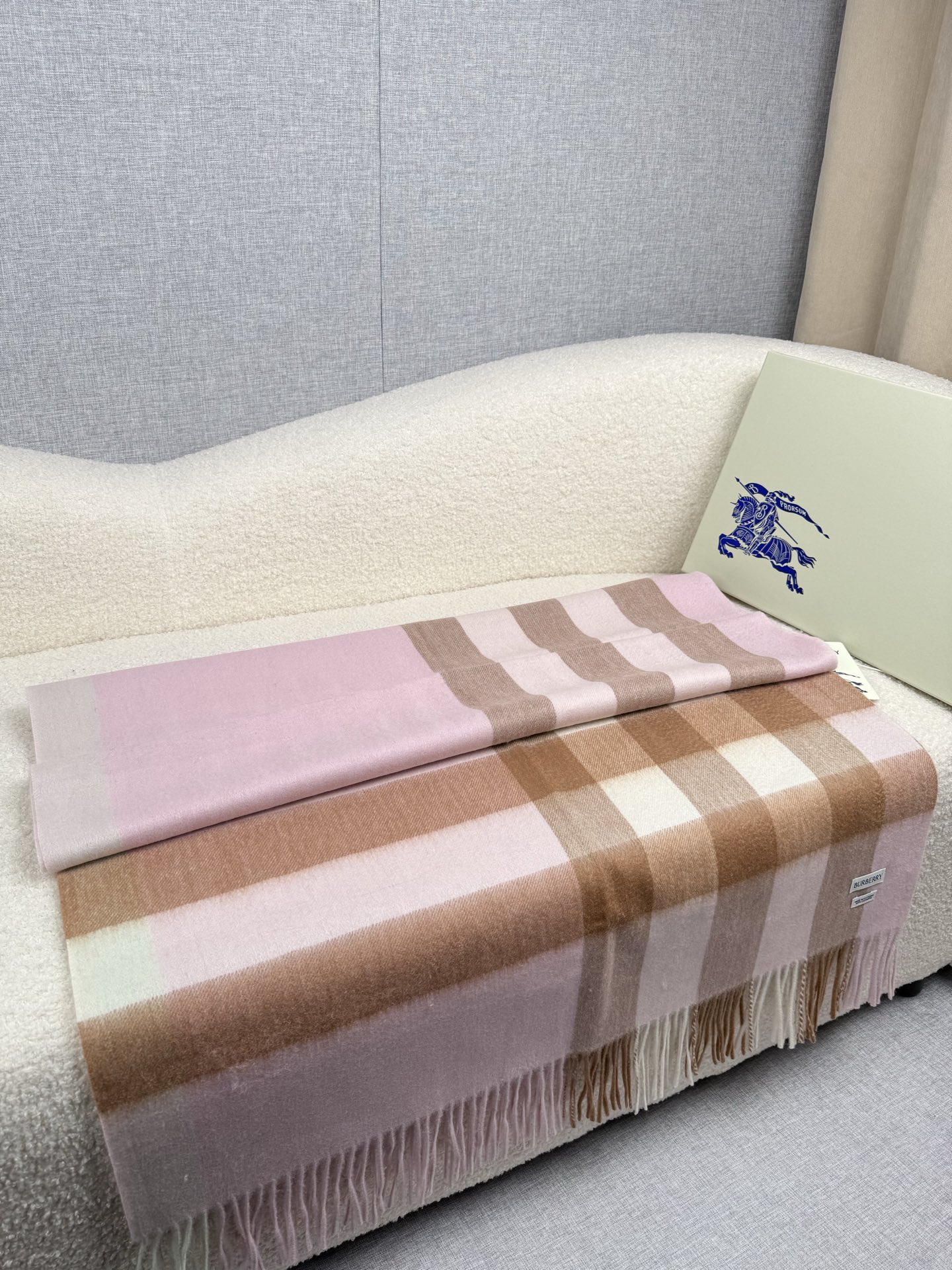 P。burberry。永不过时的万年款，巴宝莉经典【大格披肩】品质手感好到不行！羊毛加羊绒！！高尖端产物