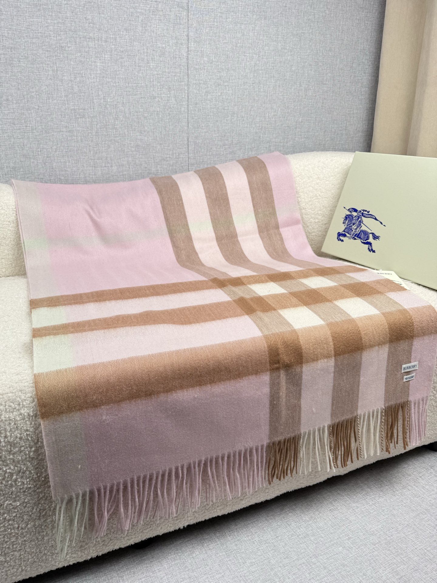 P。burberry。永不过时的万年款，巴宝莉经典【大格披肩】品质手感好到不行！羊毛加羊绒！！高尖端产物