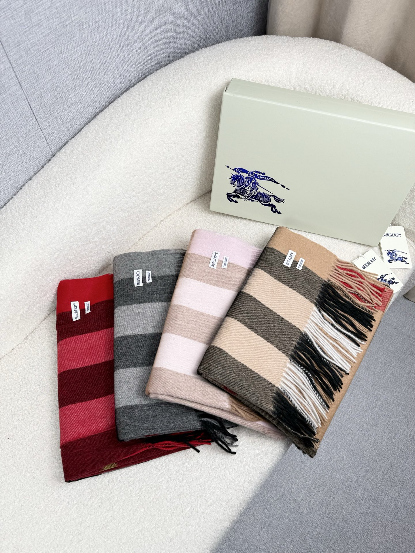 P。burberry。永不过时的万年款，巴宝莉经典【大格披肩】品质手感好到不行！羊毛加羊绒！！高尖端产物