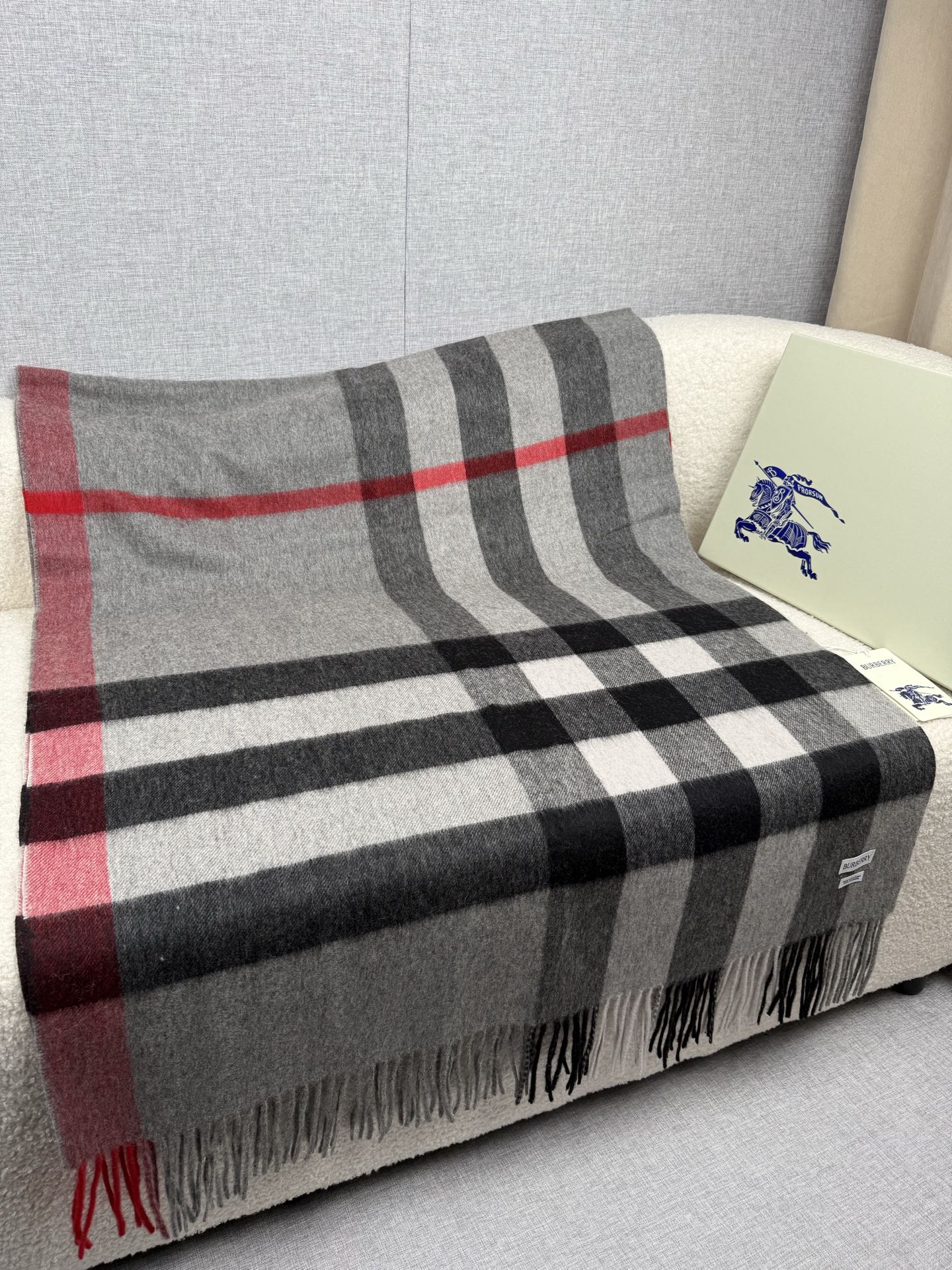 P。burberry。永不过时的万年款，巴宝莉经典【大格披肩】品质手感好到不行！羊毛加羊绒！！高尖端产物