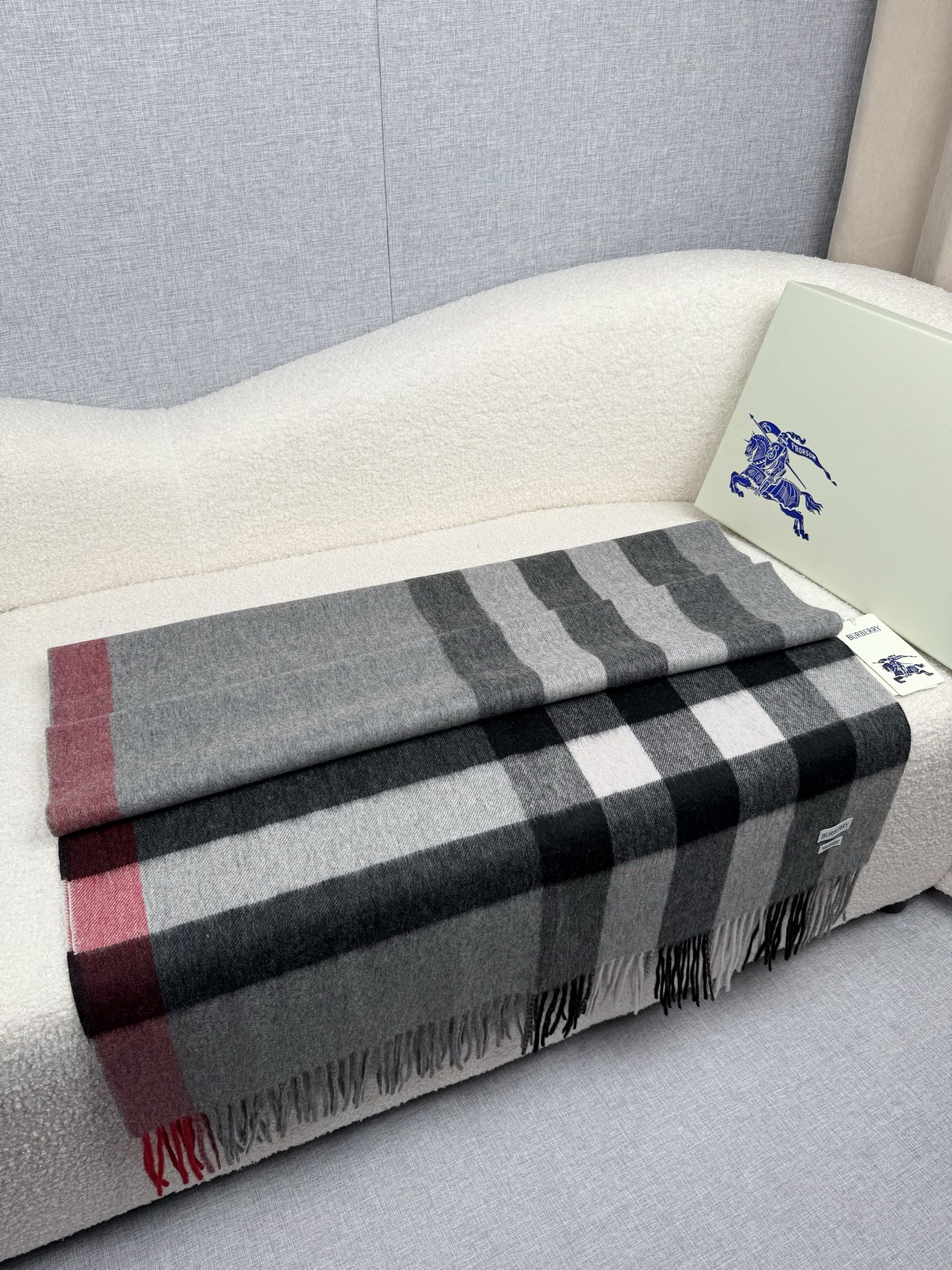 P。burberry。永不过时的万年款，巴宝莉经典【大格披肩】品质手感好到不行！羊毛加羊绒！！高尖端产物