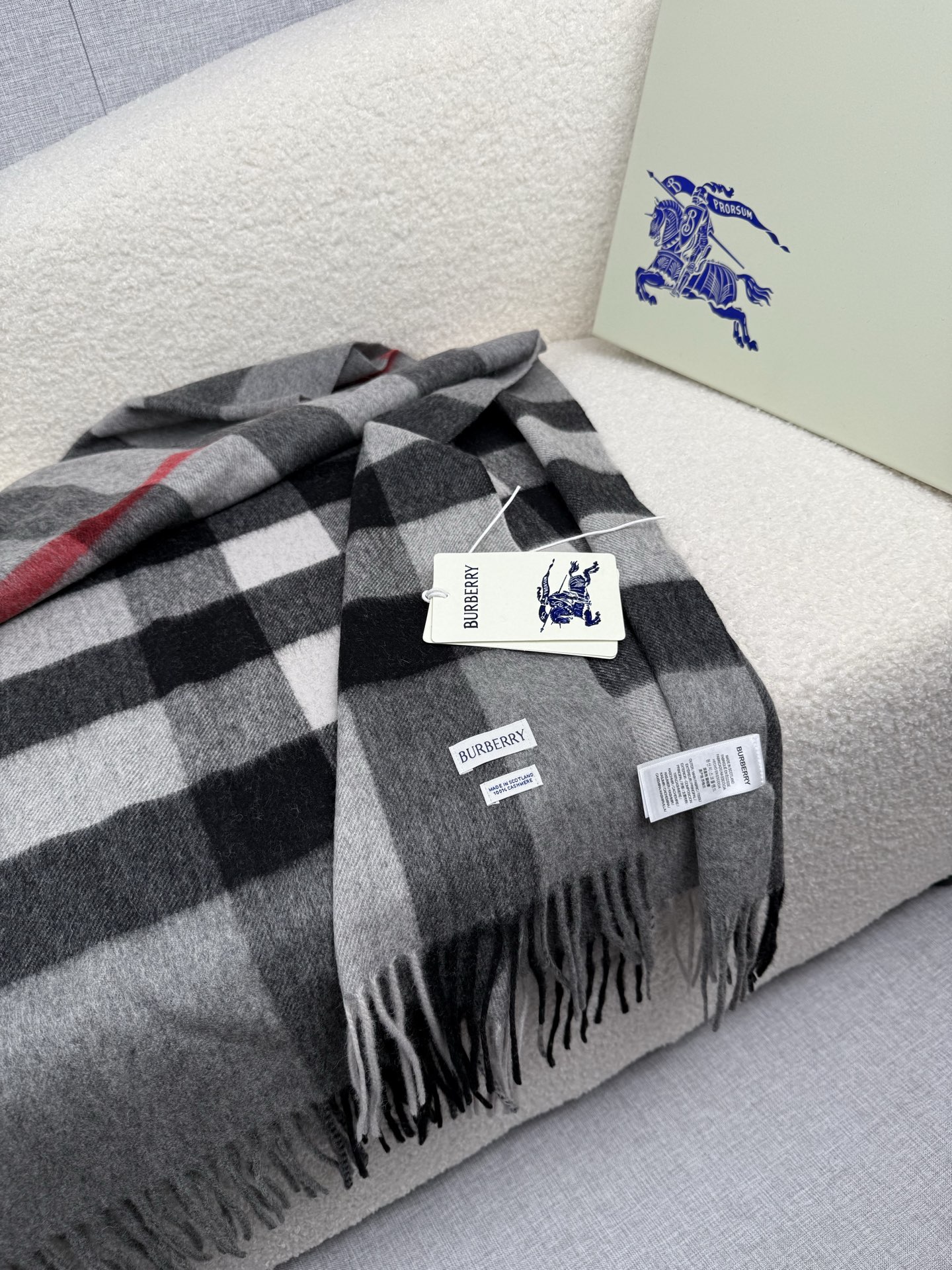 P。burberry。永不过时的万年款，巴宝莉经典【大格披肩】品质手感好到不行！羊毛加羊绒！！高尖端产物