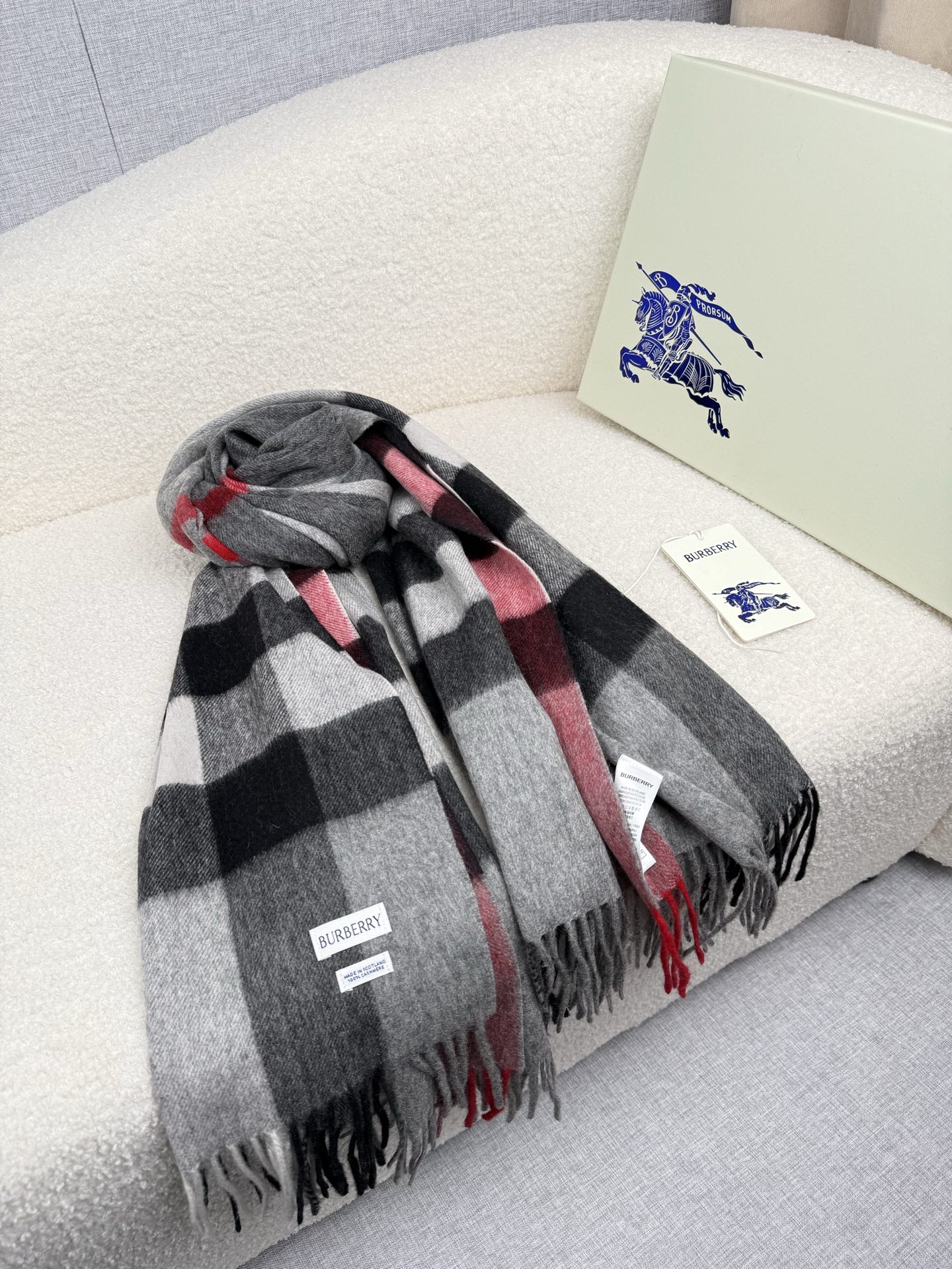 P。burberry。永不过时的万年款，巴宝莉经典【大格披肩】品质手感好到不行！羊毛加羊绒！！高尖端产物