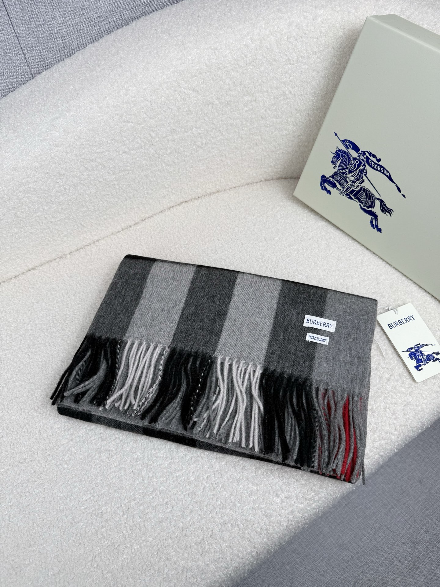 P。burberry。永不过时的万年款，巴宝莉经典【大格披肩】品质手感好到不行！羊毛加羊绒！！高尖端产物