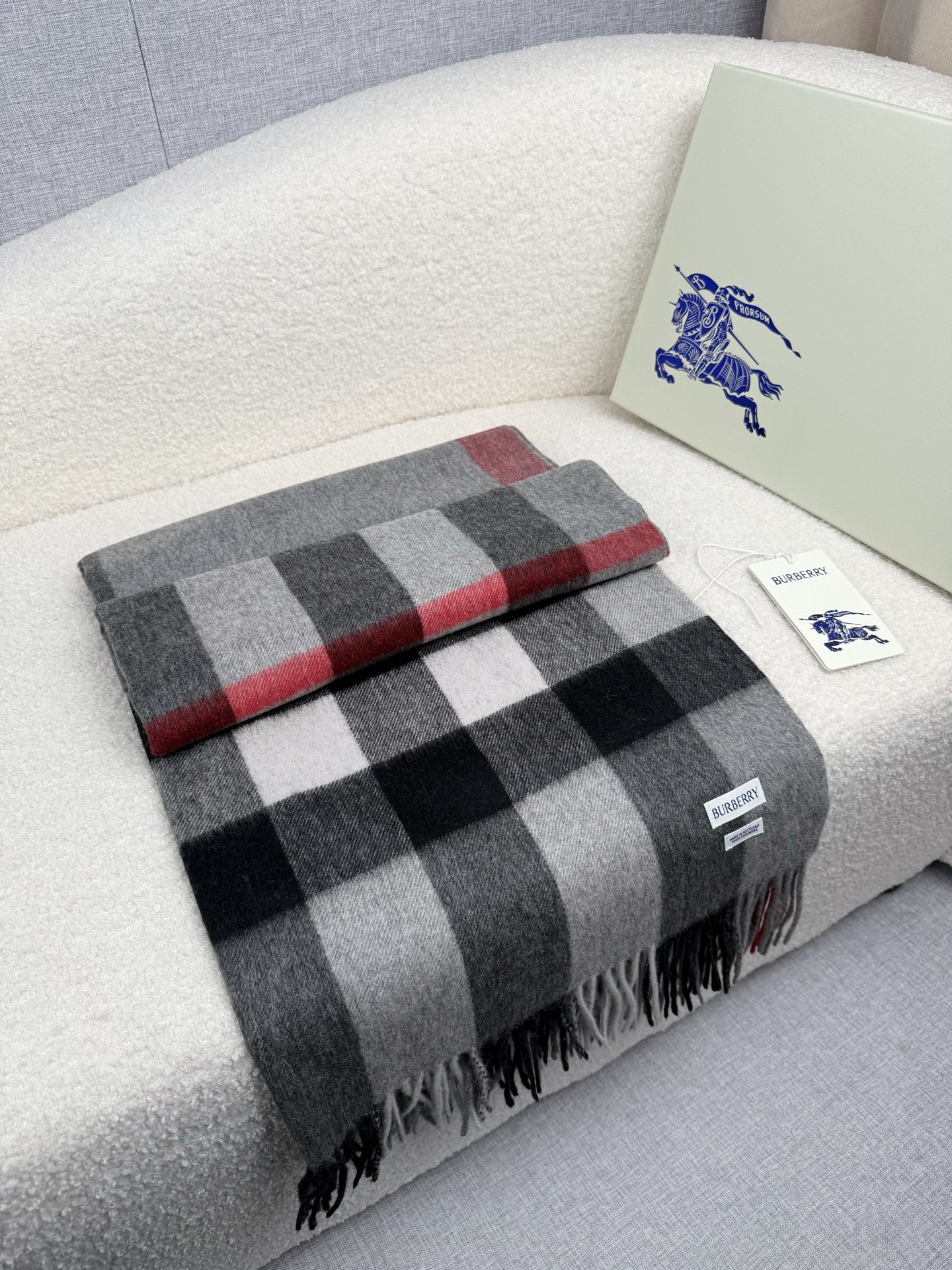 P。burberry。永不过时的万年款，巴宝莉经典【大格披肩】品质手感好到不行！羊毛加羊绒！！高尖端产物