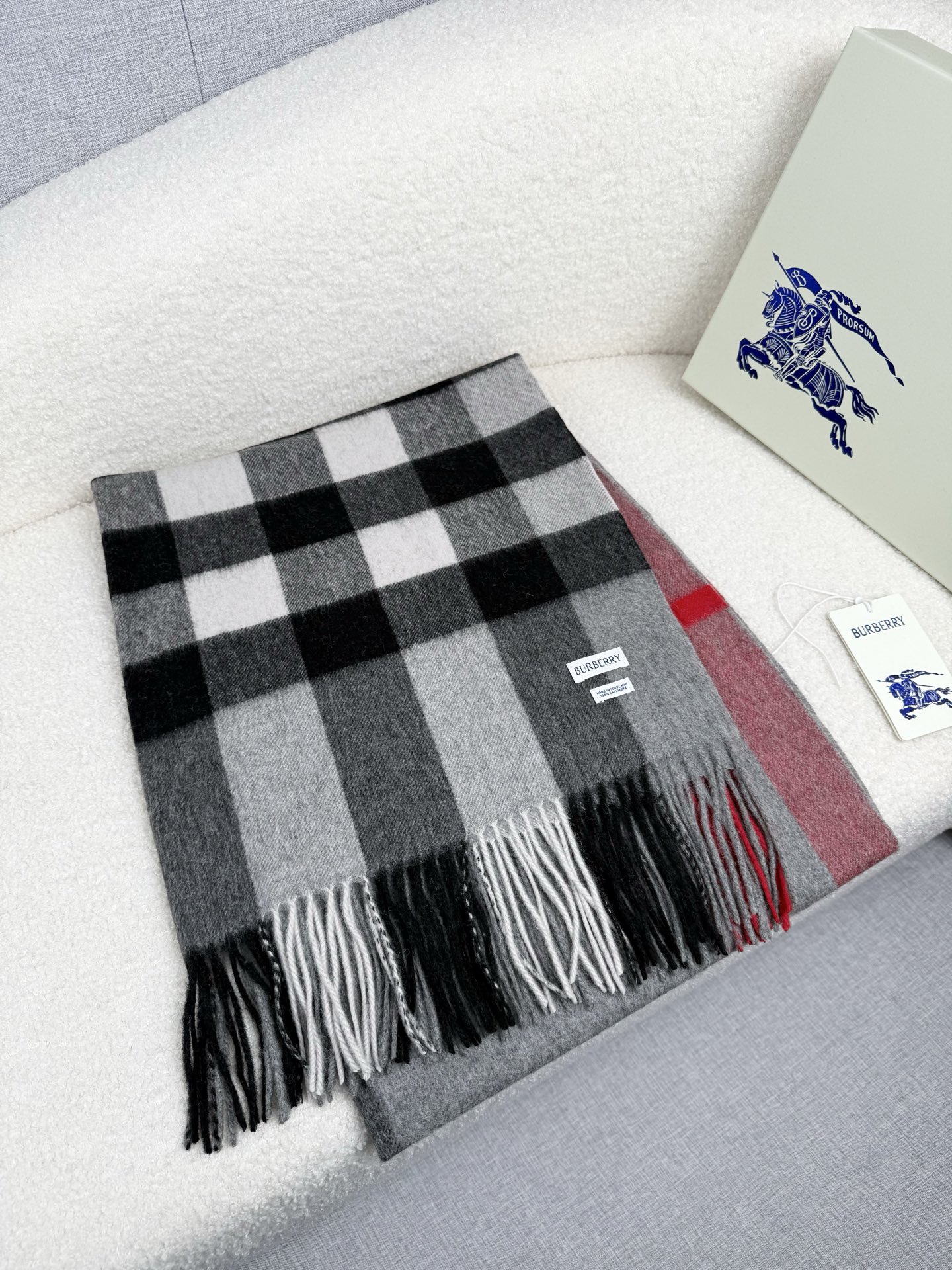 P。burberry。永不过时的万年款，巴宝莉经典【大格披肩】品质手感好到不行！羊毛加羊绒！！高尖端产物