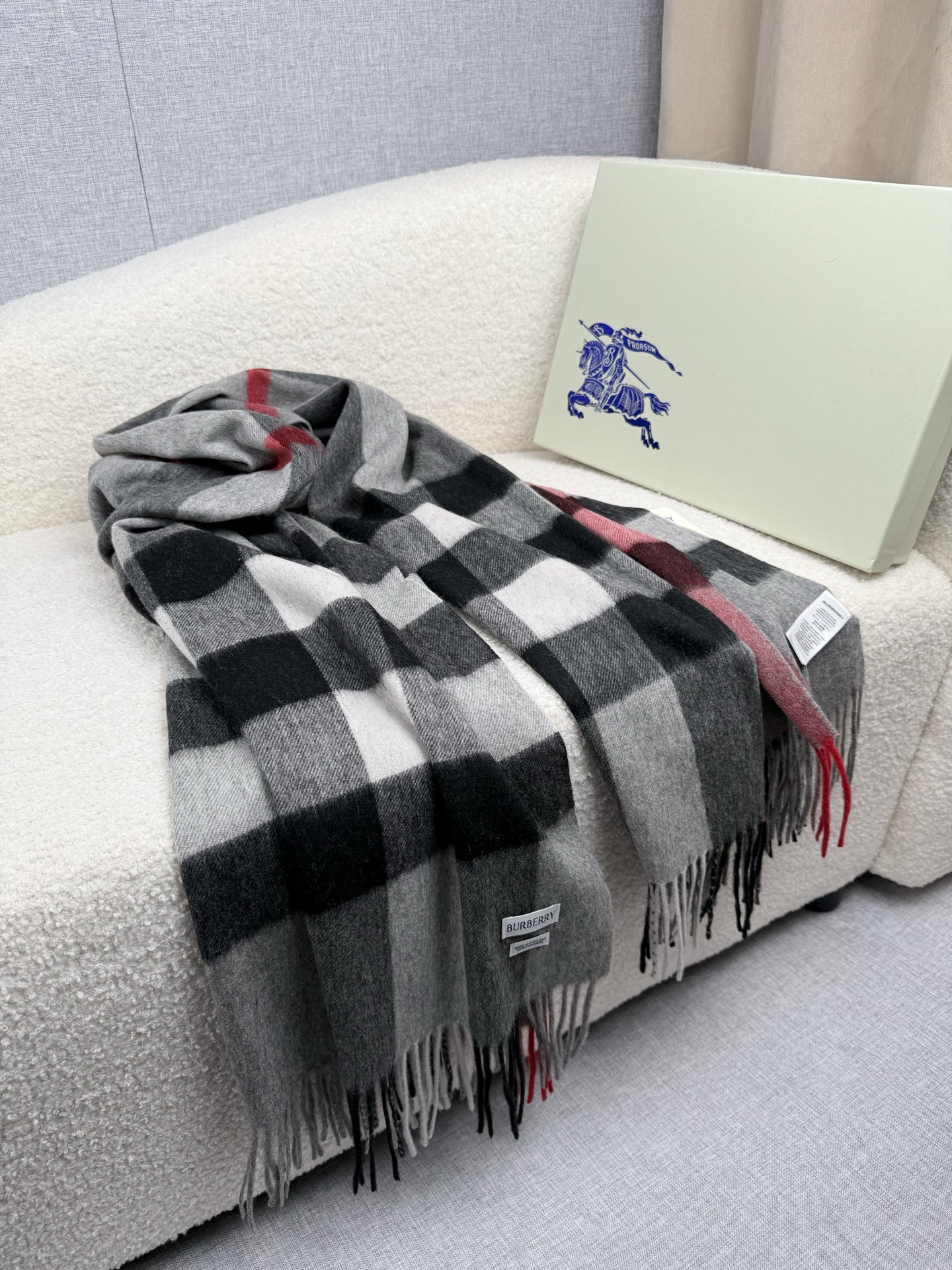 P。burberry。永不过时的万年款，巴宝莉经典【大格披肩】品质手感好到不行！羊毛加羊绒！！高尖端产物