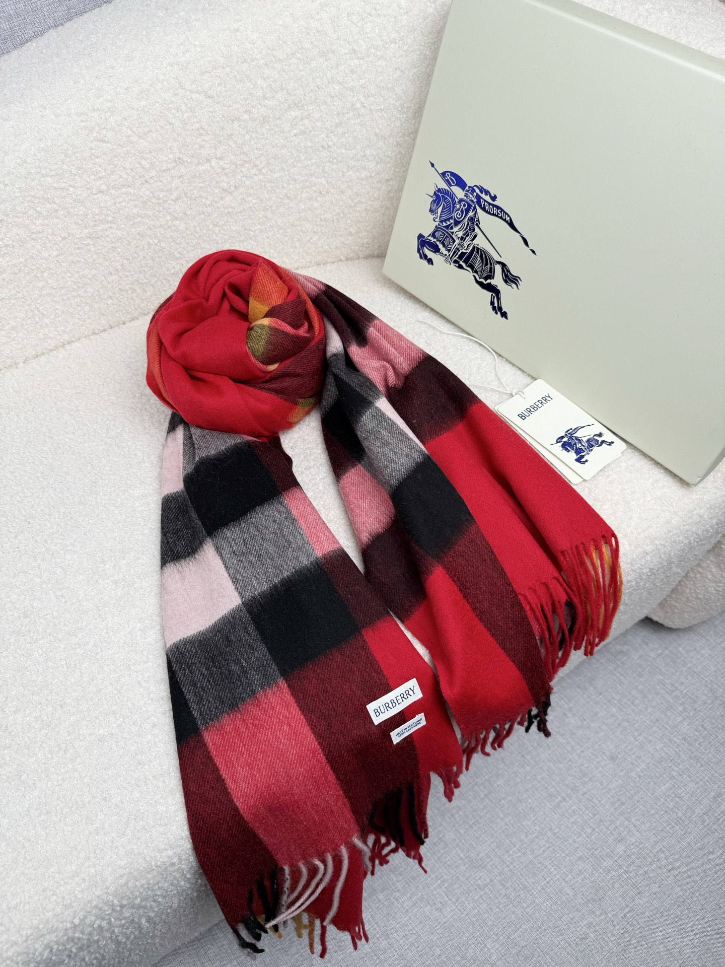 P。burberry。永不过时的万年款，巴宝莉经典【大格披肩】品质手感好到不行！羊毛加羊绒！！高尖端产物