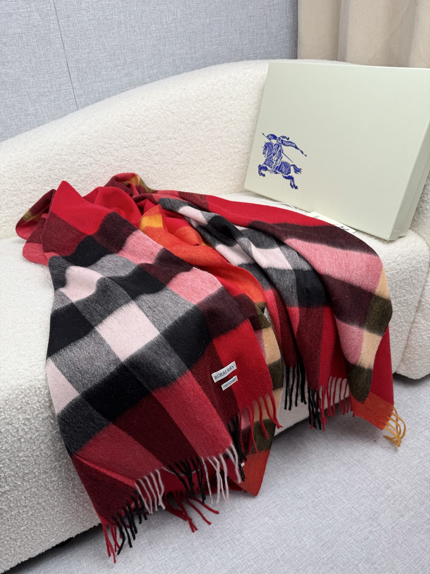 P。burberry。永不过时的万年款，巴宝莉经典【大格披肩】品质手感好到不行！羊毛加羊绒！！高尖端产物