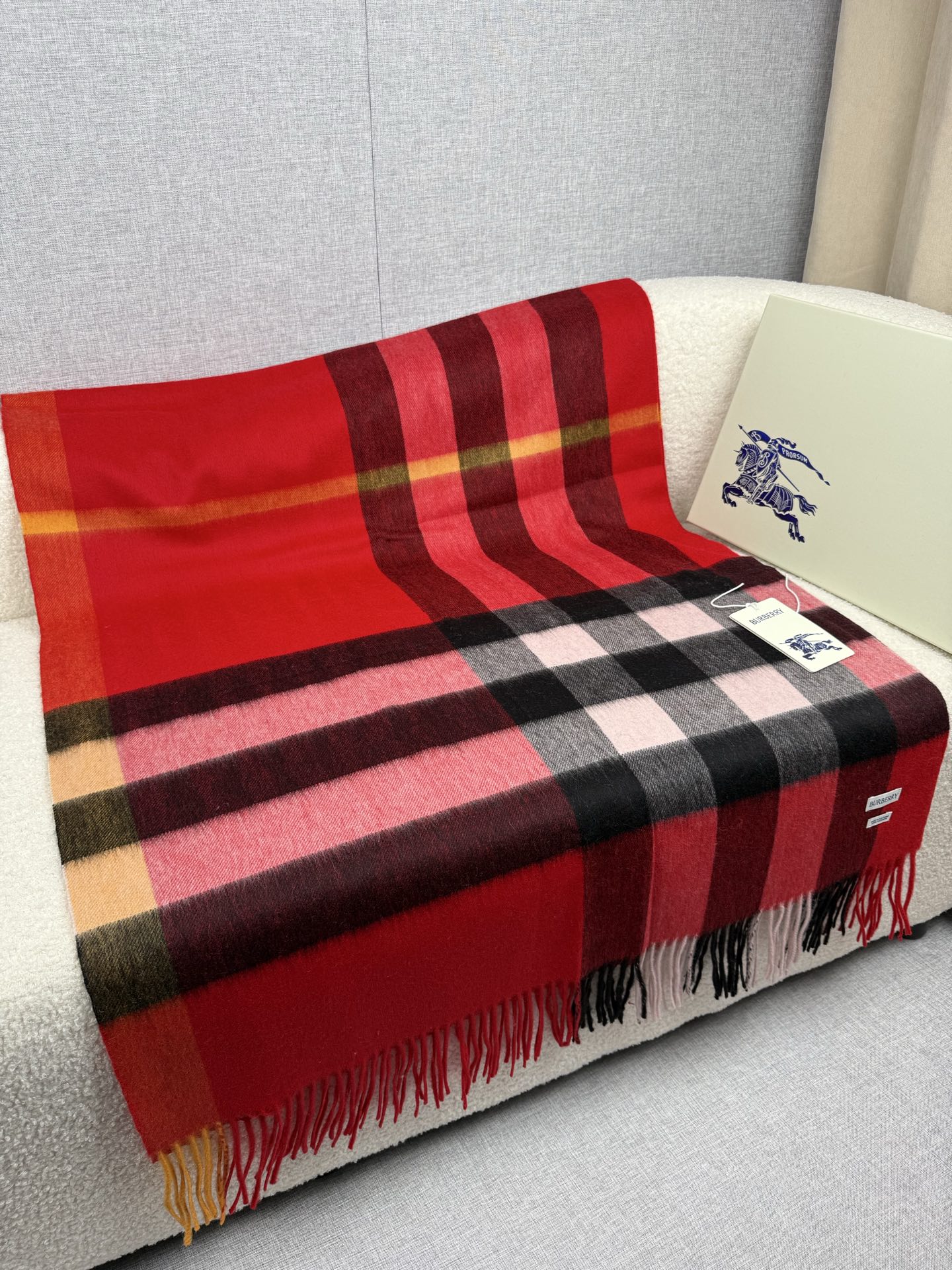 P。burberry。永不过时的万年款，巴宝莉经典【大格披肩】品质手感好到不行！羊毛加羊绒！！高尖端产物