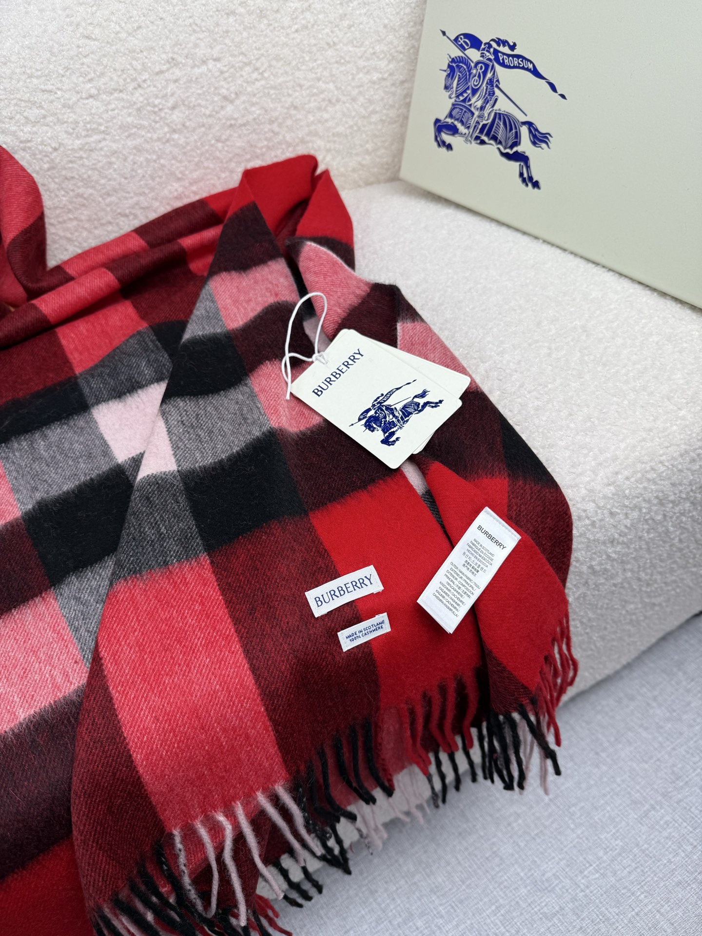 P。burberry。永不过时的万年款，巴宝莉经典【大格披肩】品质手感好到不行！羊毛加羊绒！！高尖端产物