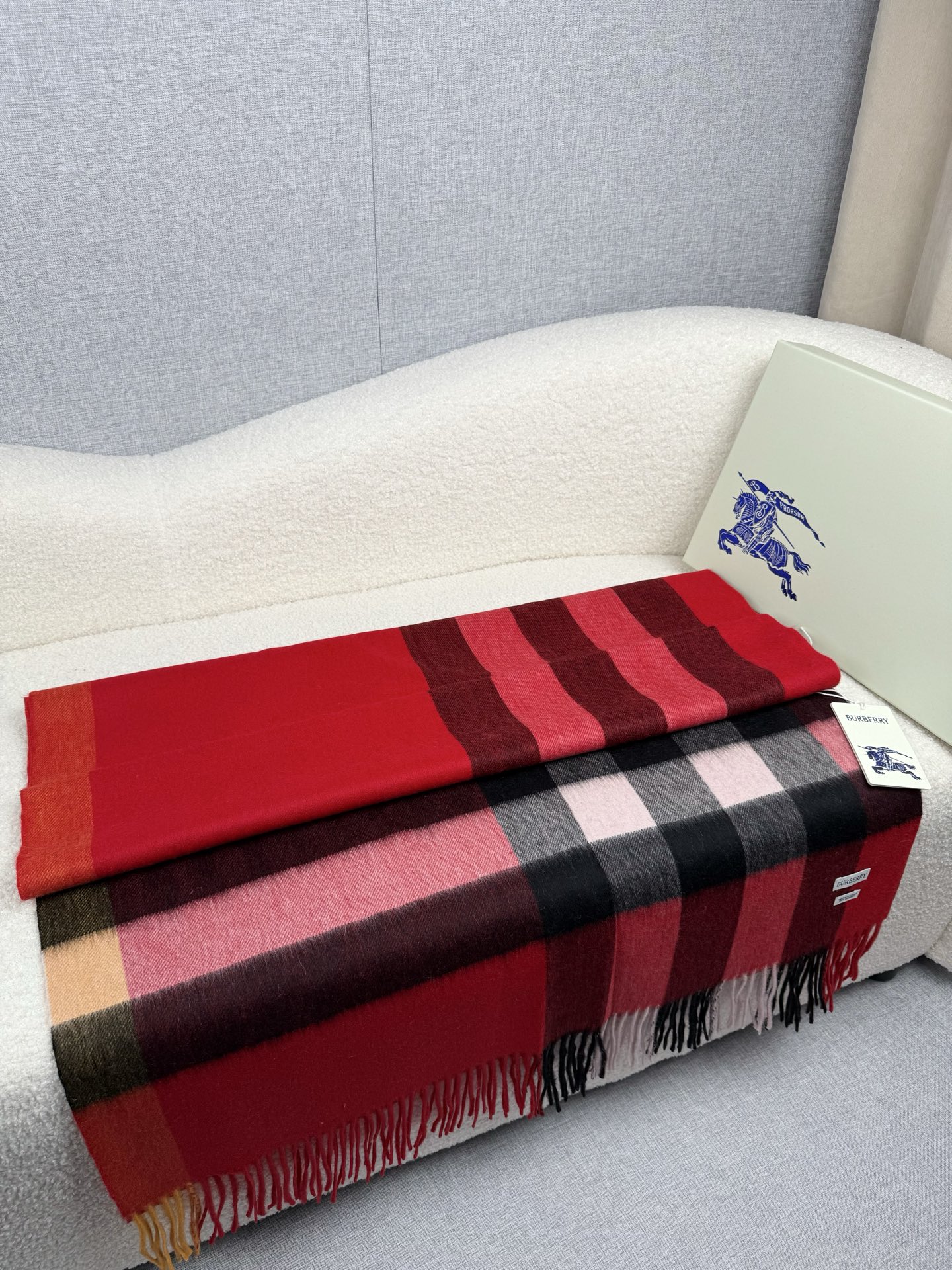 P。burberry。永不过时的万年款，巴宝莉经典【大格披肩】品质手感好到不行！羊毛加羊绒！！高尖端产物