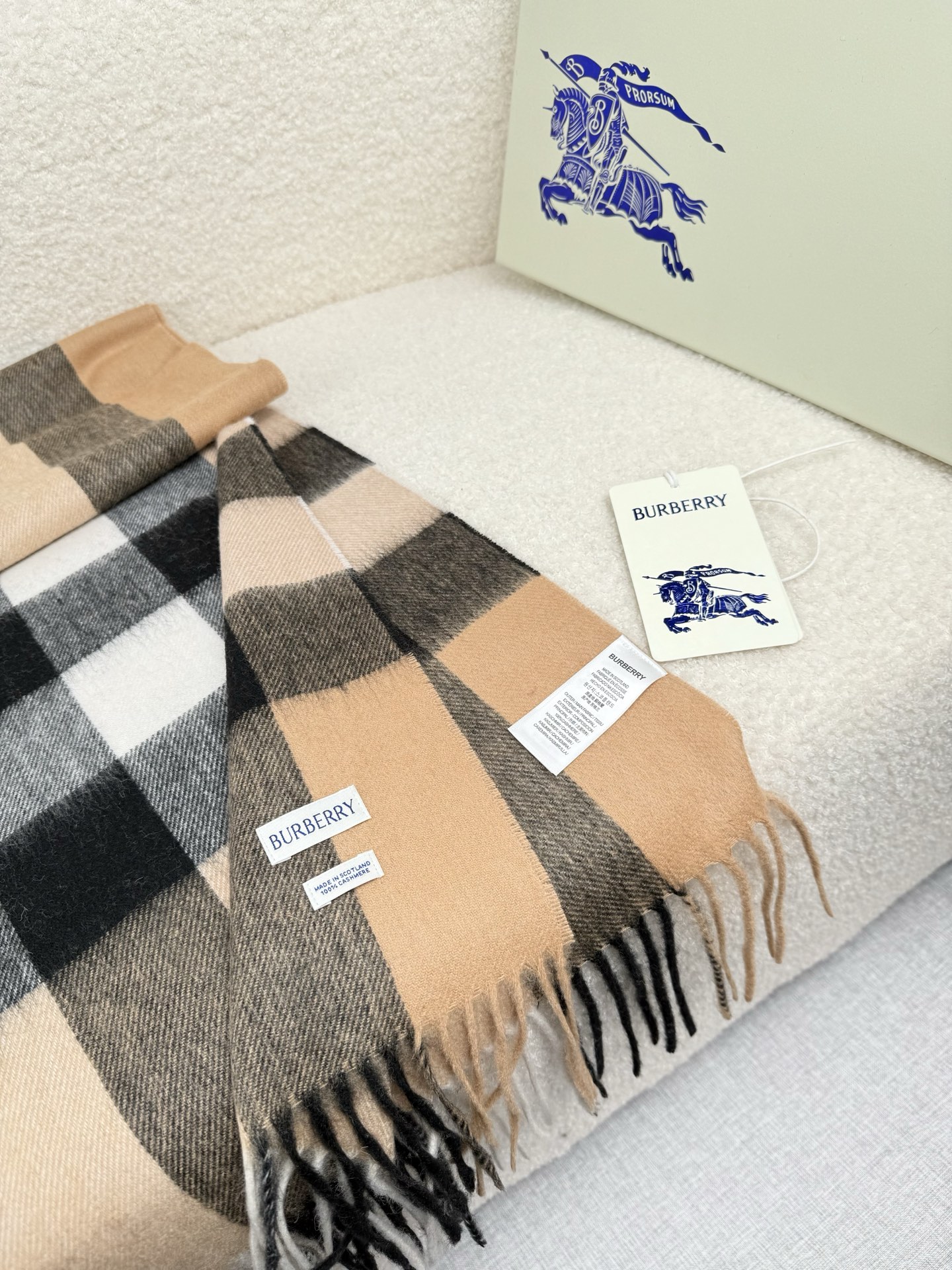 P。burberry。永不过时的万年款，巴宝莉经典【大格披肩】品质手感好到不行！羊毛加羊绒！！高尖端产物