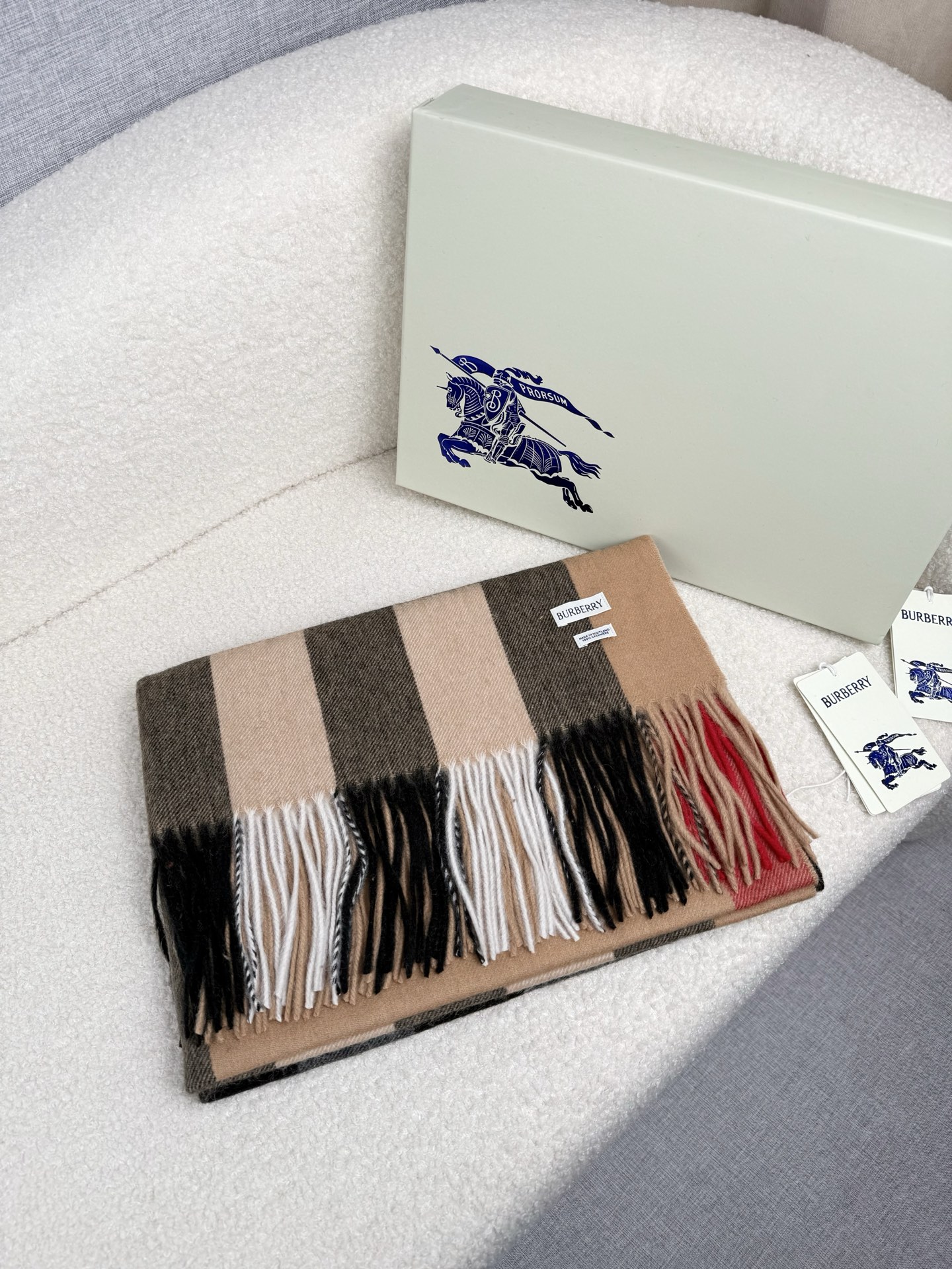 P。burberry。永不过时的万年款，巴宝莉经典【大格披肩】品质手感好到不行！羊毛加羊绒！！高尖端产物