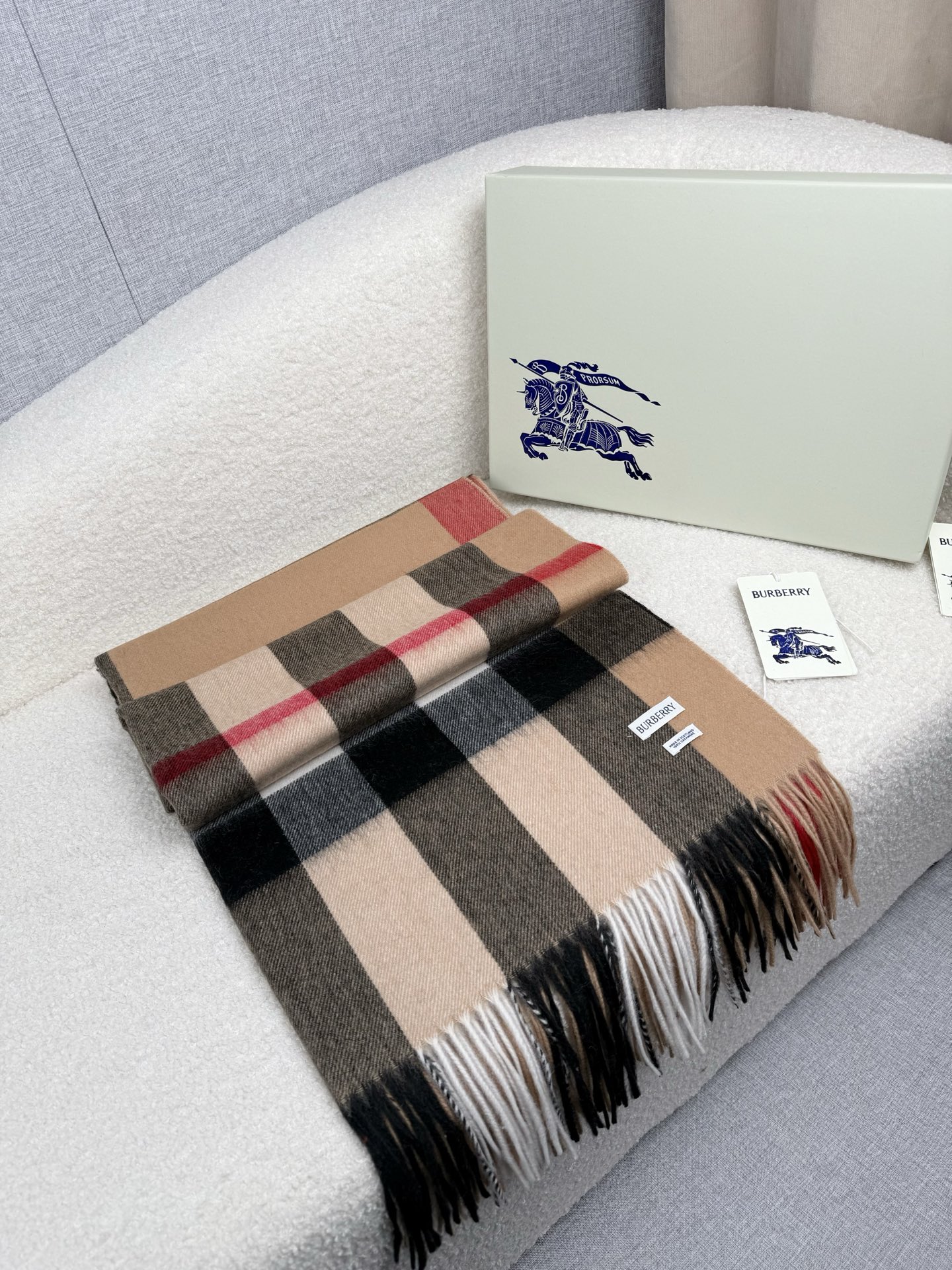 P。burberry。永不过时的万年款，巴宝莉经典【大格披肩】品质手感好到不行！羊毛加羊绒！！高尖端产物