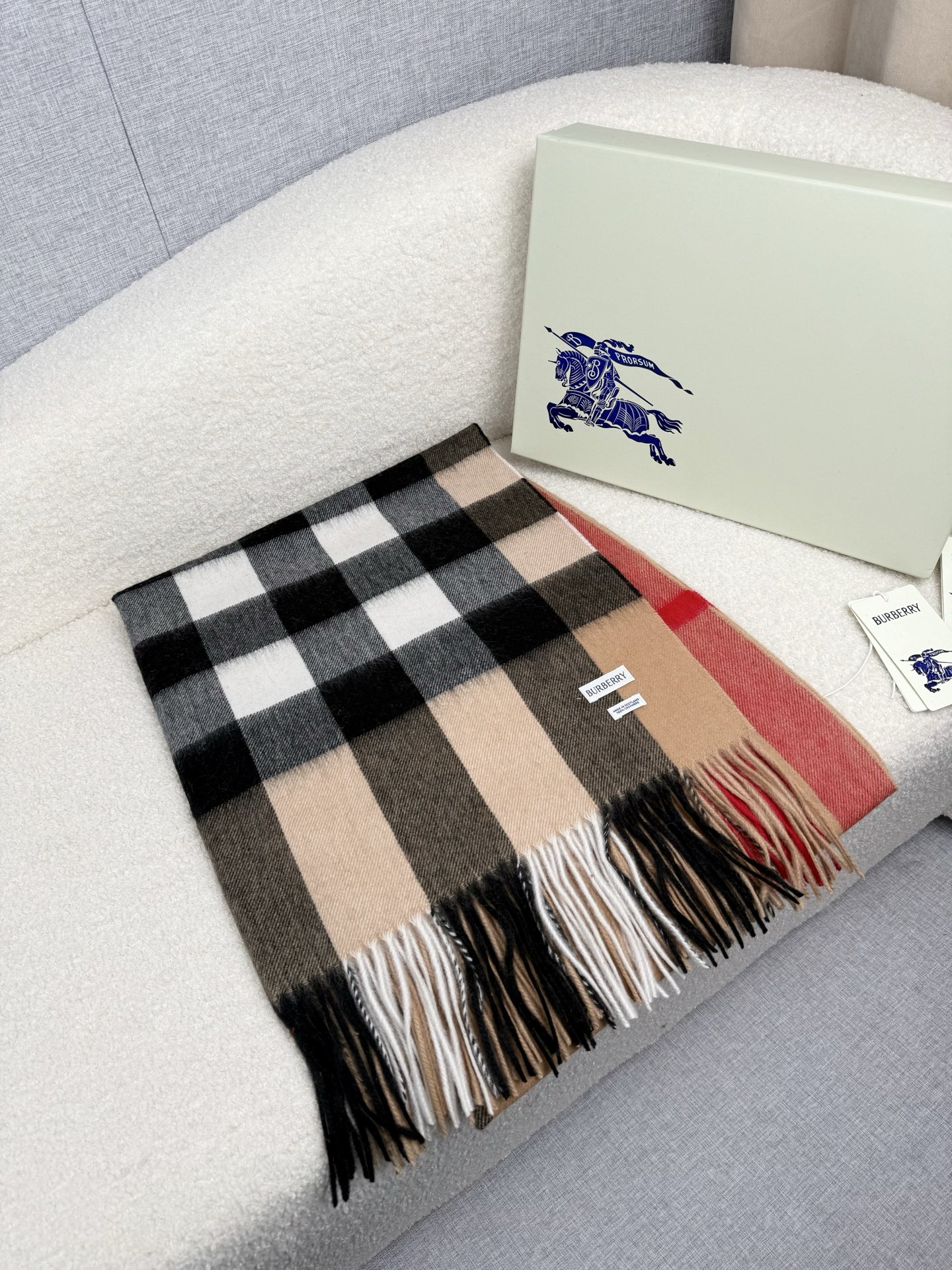 P。burberry。永不过时的万年款，巴宝莉经典【大格披肩】品质手感好到不行！羊毛加羊绒！！高尖端产物