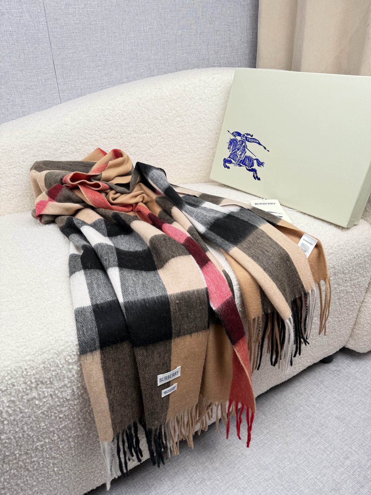 P。burberry。永不过时的万年款，巴宝莉经典【大格披肩】品质手感好到不行！羊毛加羊绒！！高尖端产物