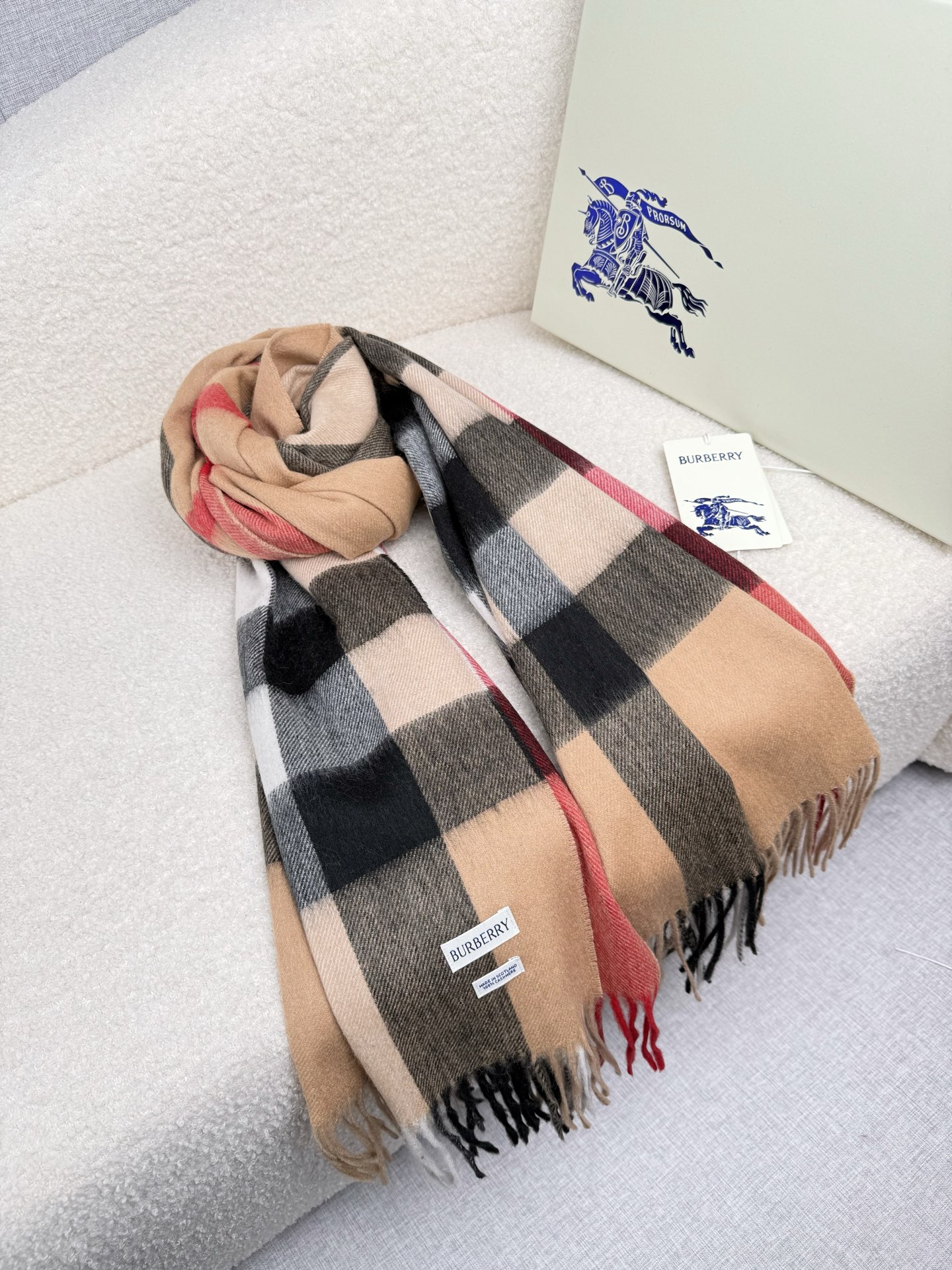 P。burberry。永不过时的万年款，巴宝莉经典【大格披肩】品质手感好到不行！羊毛加羊绒！！高尖端产物