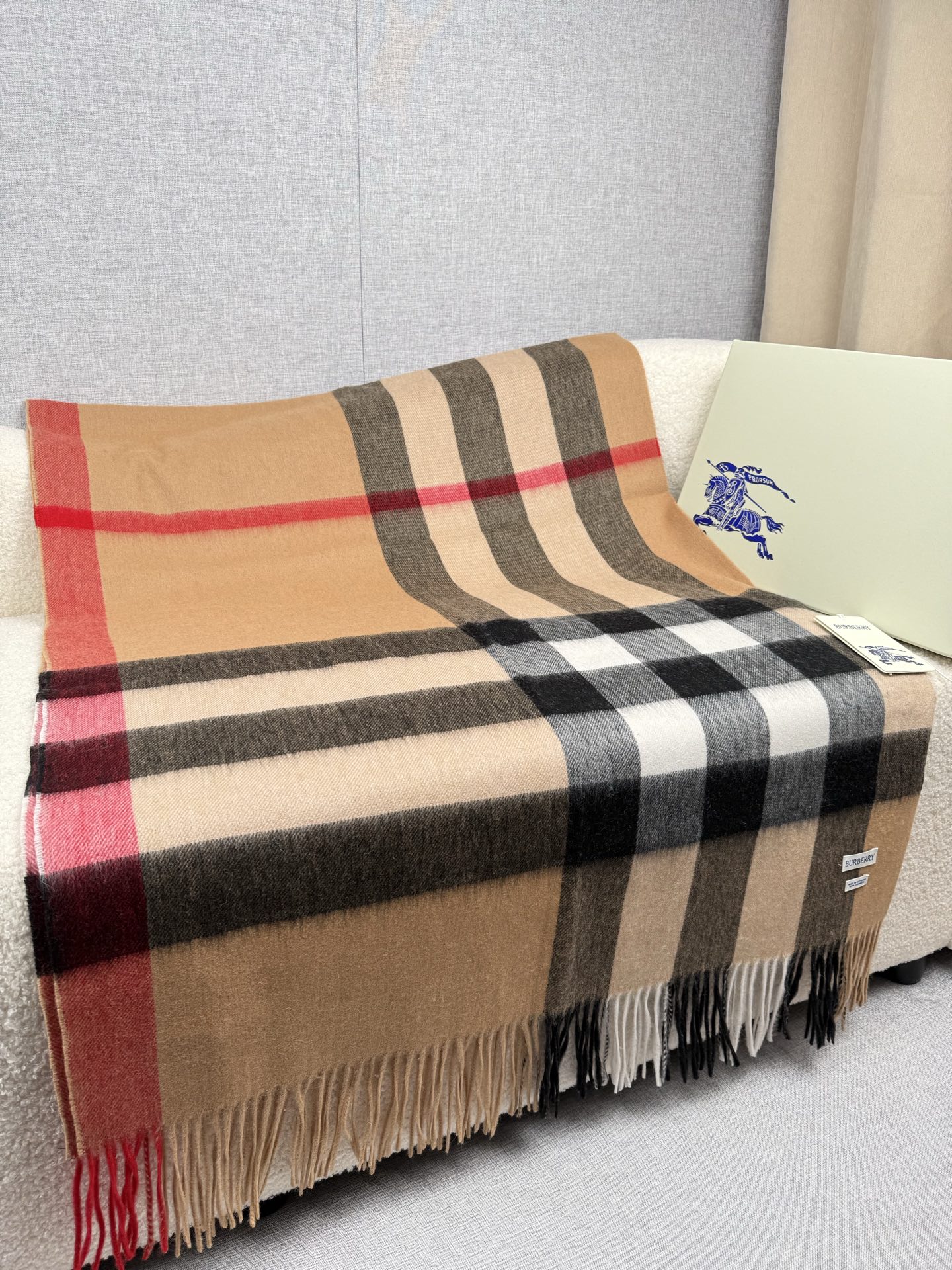 P。burberry。永不过时的万年款，巴宝莉经典【大格披肩】品质手感好到不行！羊毛加羊绒！！高尖端产物